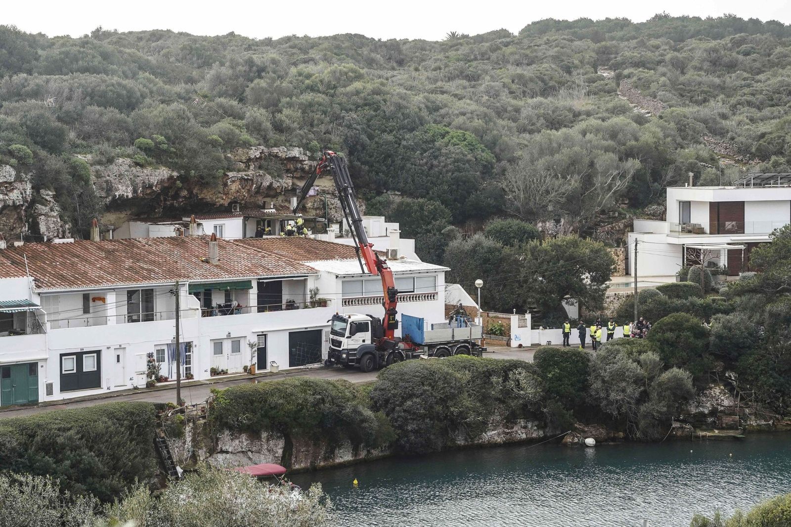 Efectivos trabajan en la vivienda afectada.