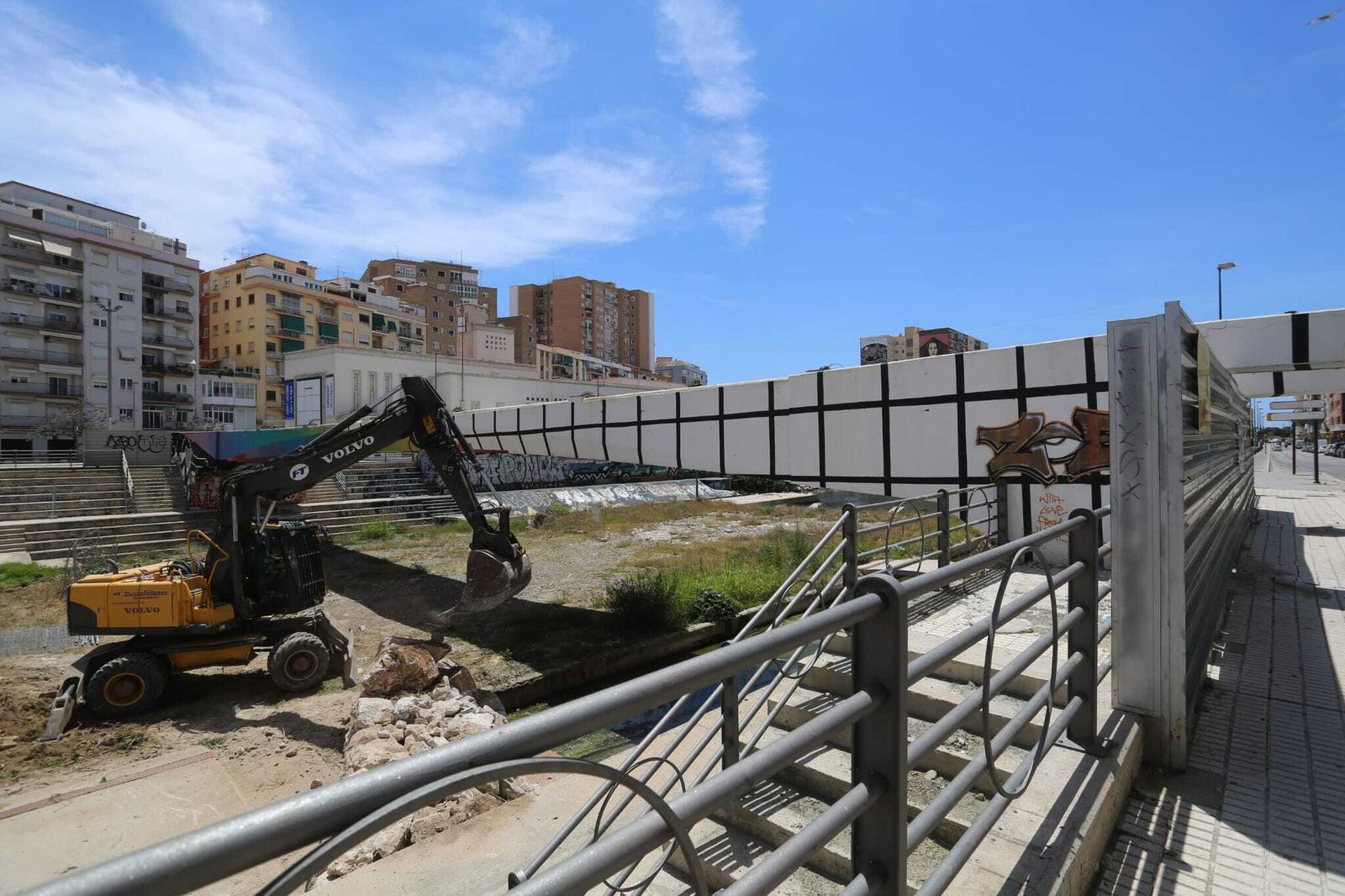 Una máquina, junto al puente peatonal del CAC, a la espera de iniciar la demolición.