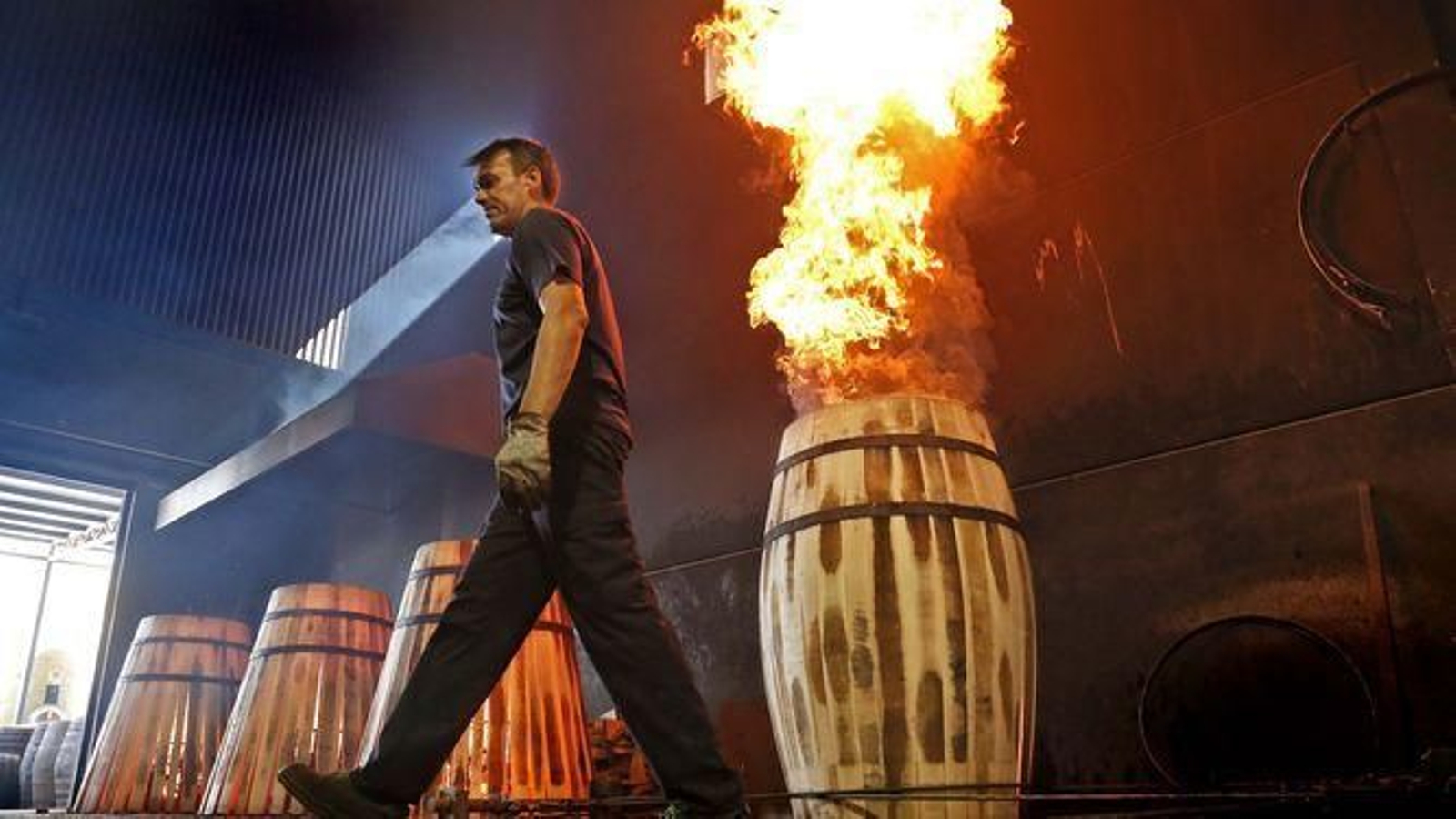 Barril durante el proceso de batidero, con el fin de dar forma a la madera.