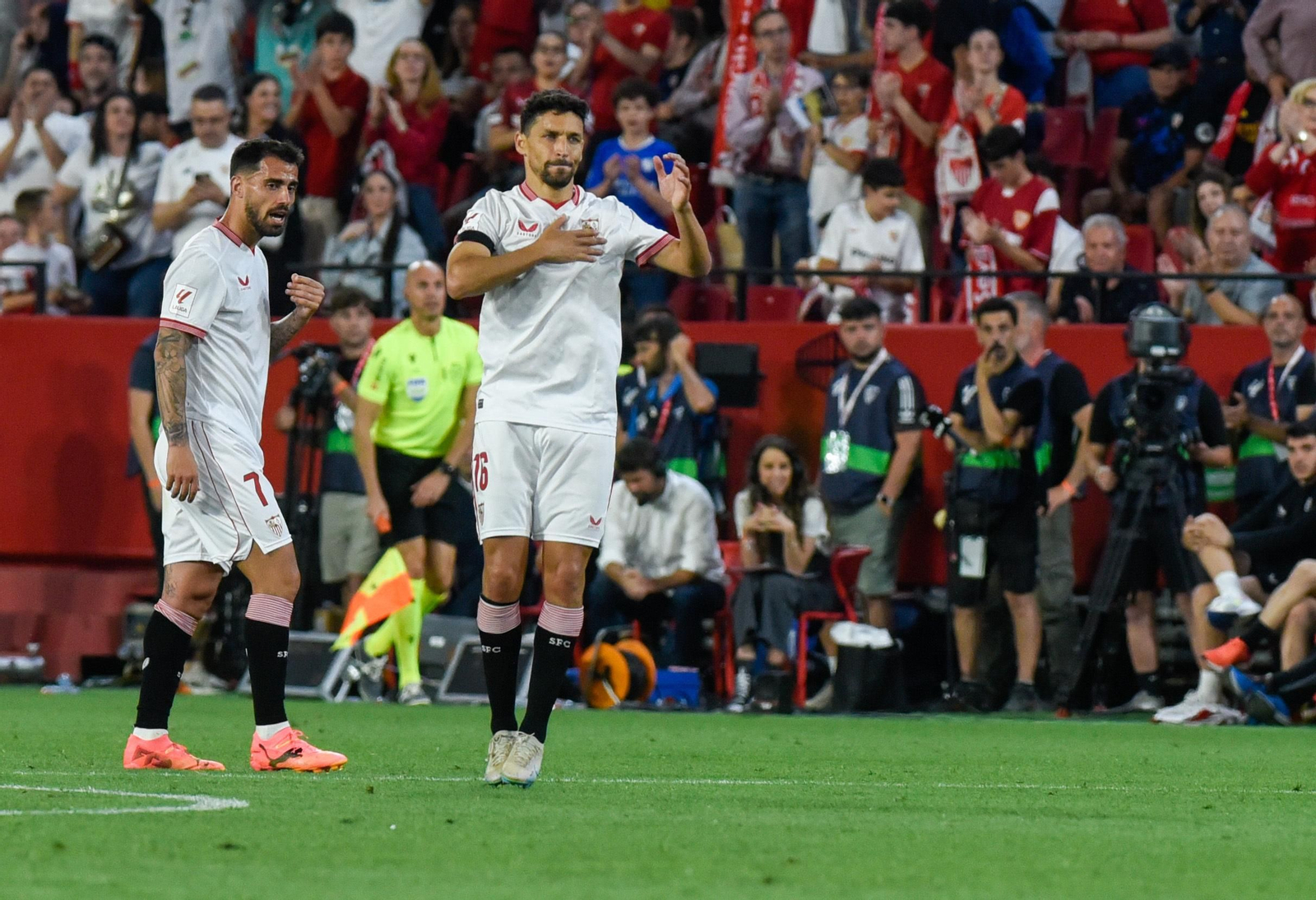 Jesús Navas devuelve la ovación al Ramón Sánchez-Pizjuán tras su cambio