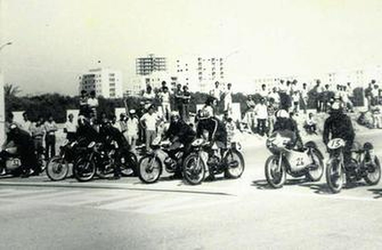 La imagen recoge la salida de una de las pruebas celebradas en el trofeo Ciudad de La Línea de motociclismo.