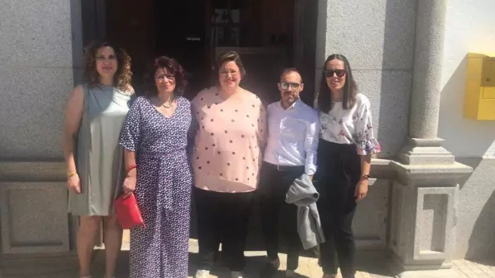 La alcaldesa de Torrecampo (centro) con el resto de ediles del PSOE, en una imagen de archivo.