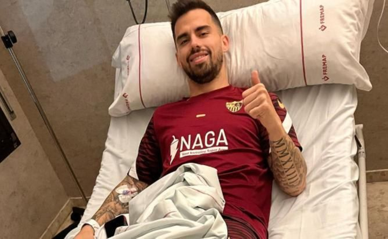 Suso hace la señal de aprobación desde la camilla del Fremap.