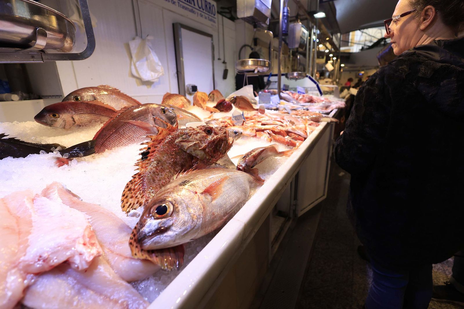 Las últimas compras para Nochevieja en Algeciras, en imágenes