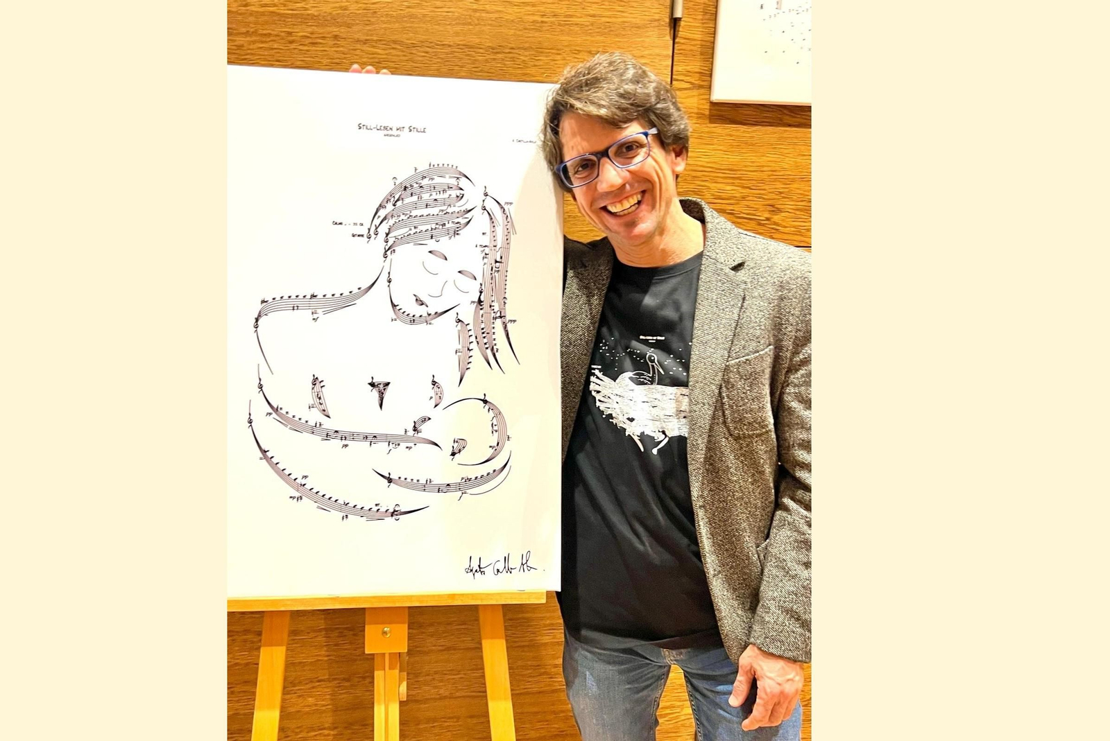 Agustín Castilla-Ávila, junto a una de sus obras expuestas.