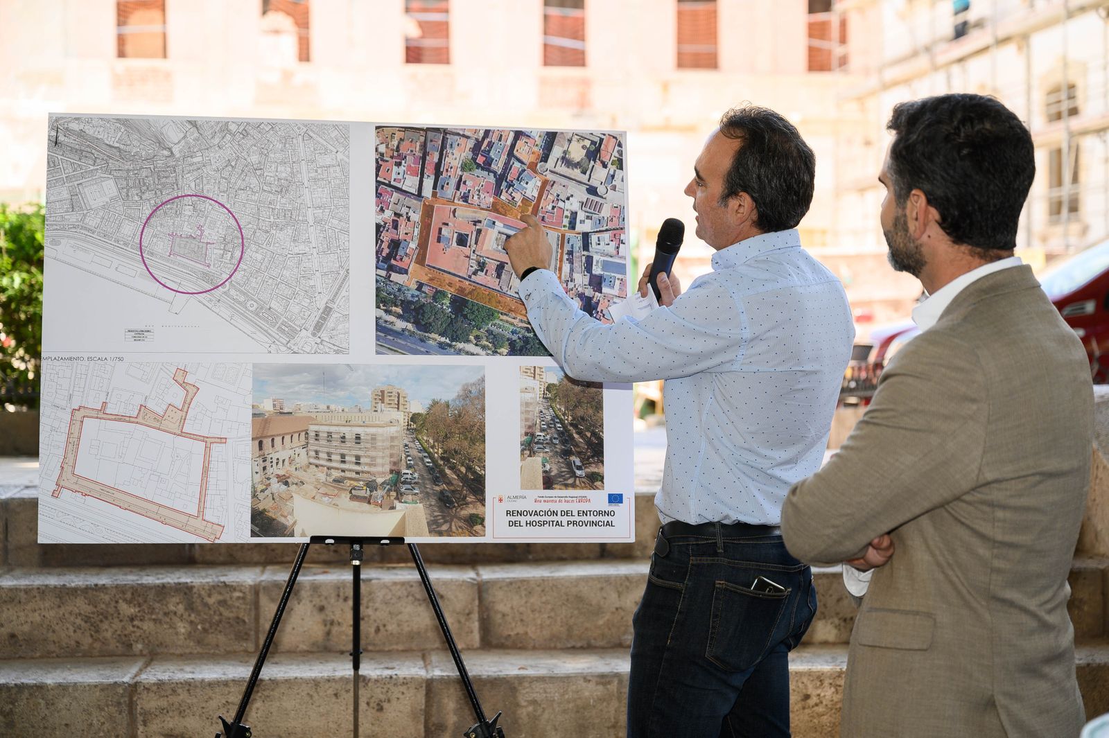 El alcalde atiende a la exposición realizada por el arquitecto José Antonio García