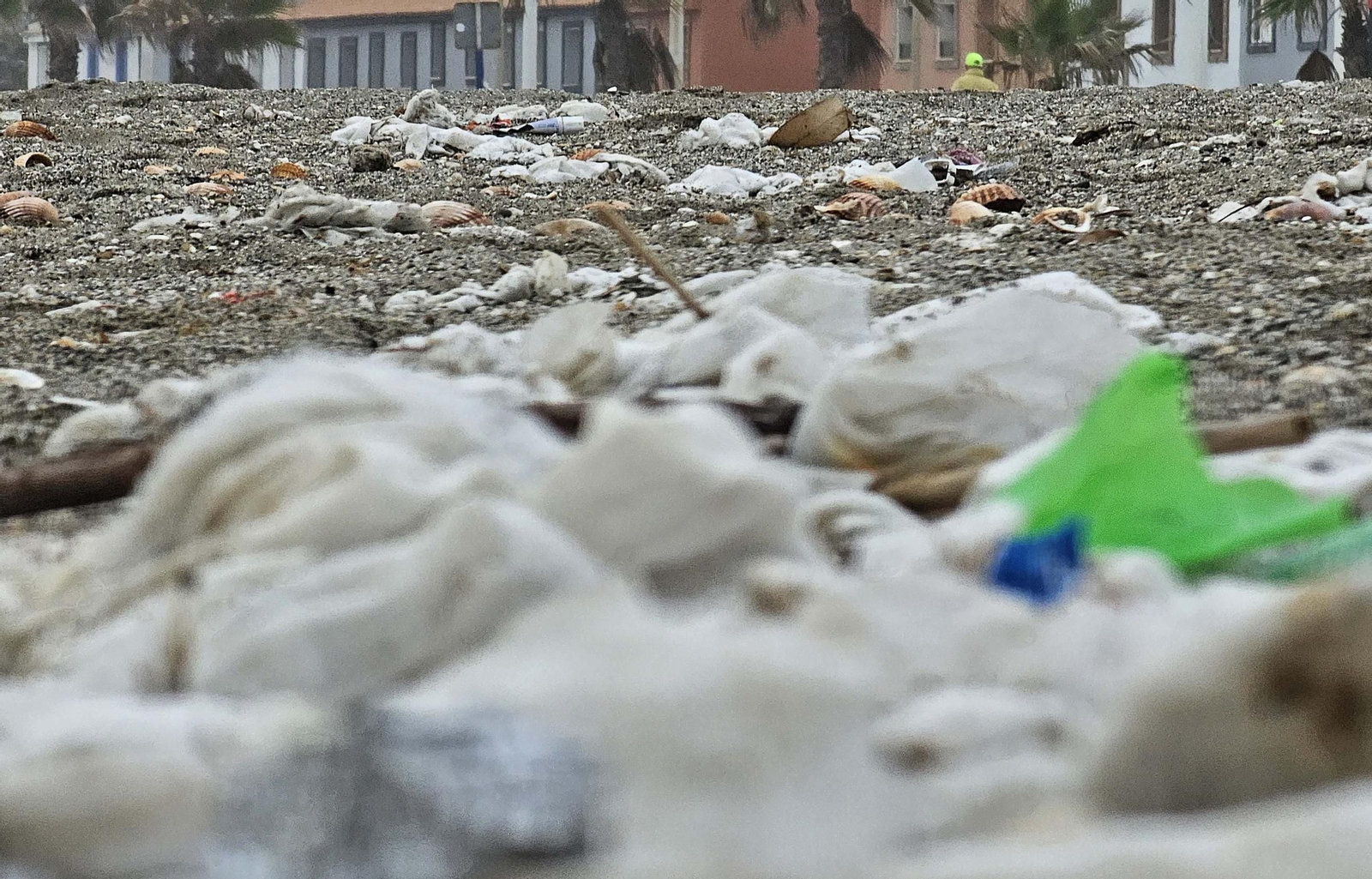 Las toallitas acumuladas en la playa de Levante de La Línea, en imágenes