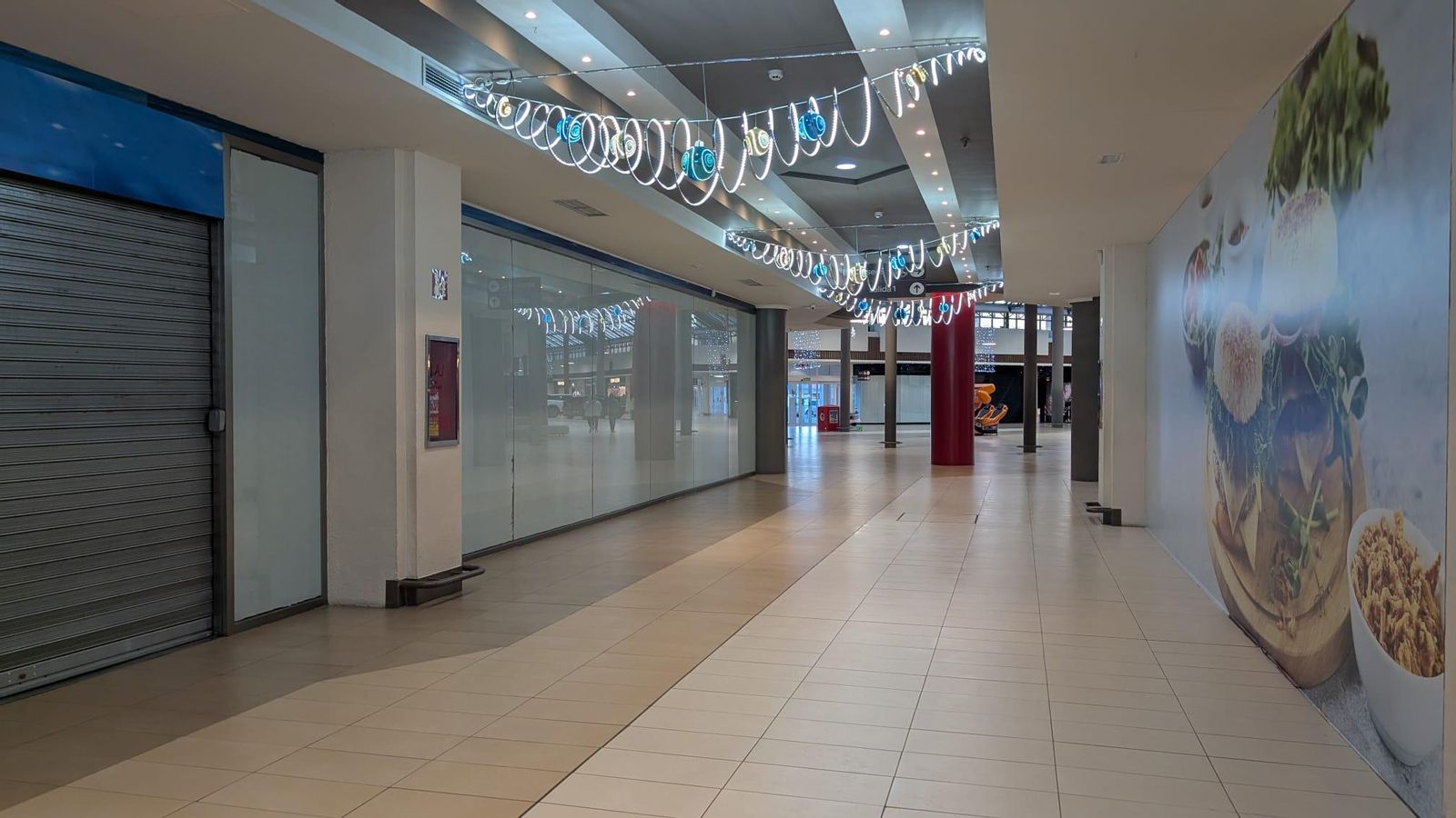 Uno de los pasillos del centro comercial durante estos días.
