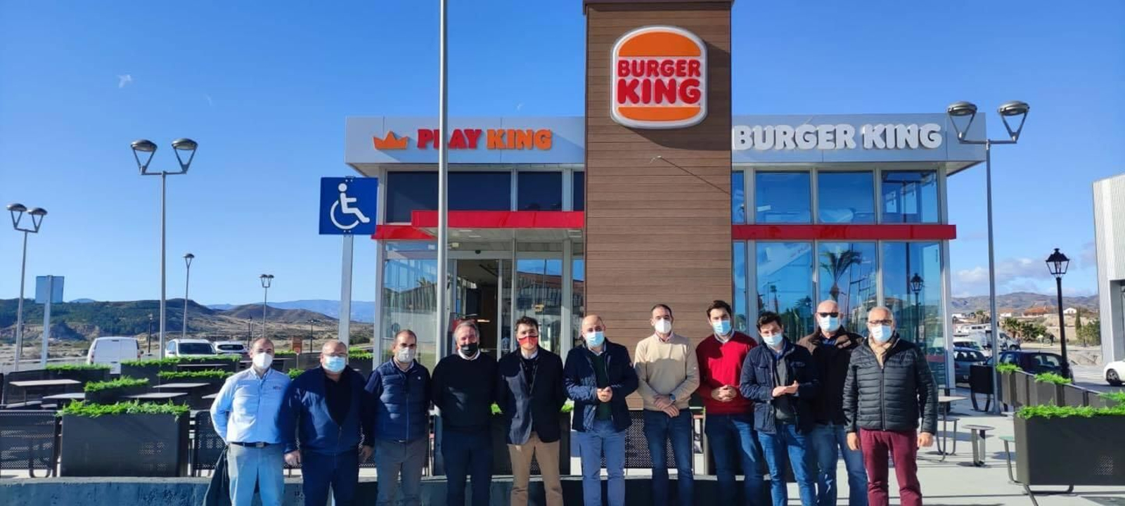 El alcalde, junto a parte del equipo de Gobierno, en las nuevas instalaciones.