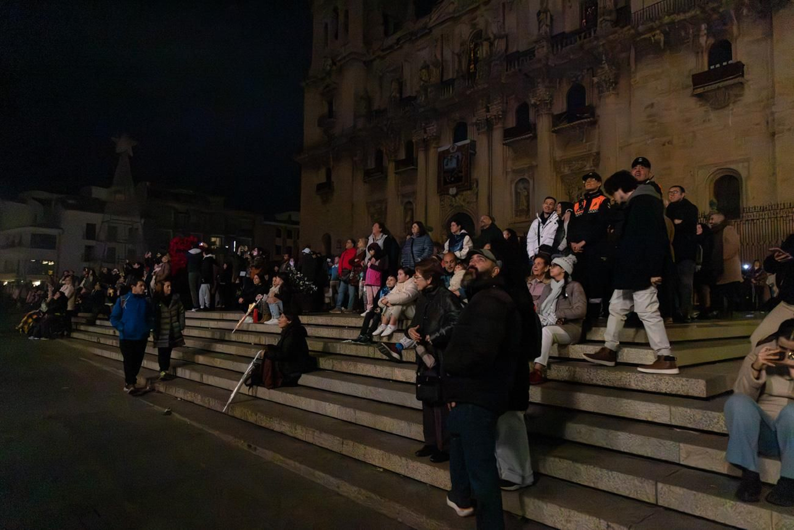 Los jiennenses disfrutan del centro de la ciudad, rodeados de un ambiente navideño