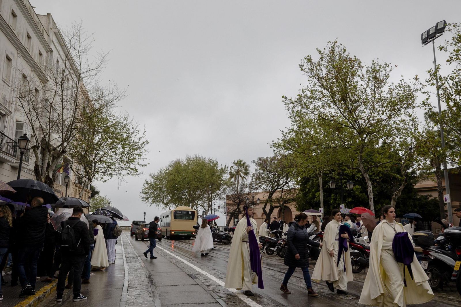 Las imágenes de la cofradía del Prendimiento este Lunes Santo en la Semana Santa de Cádiz de 2024