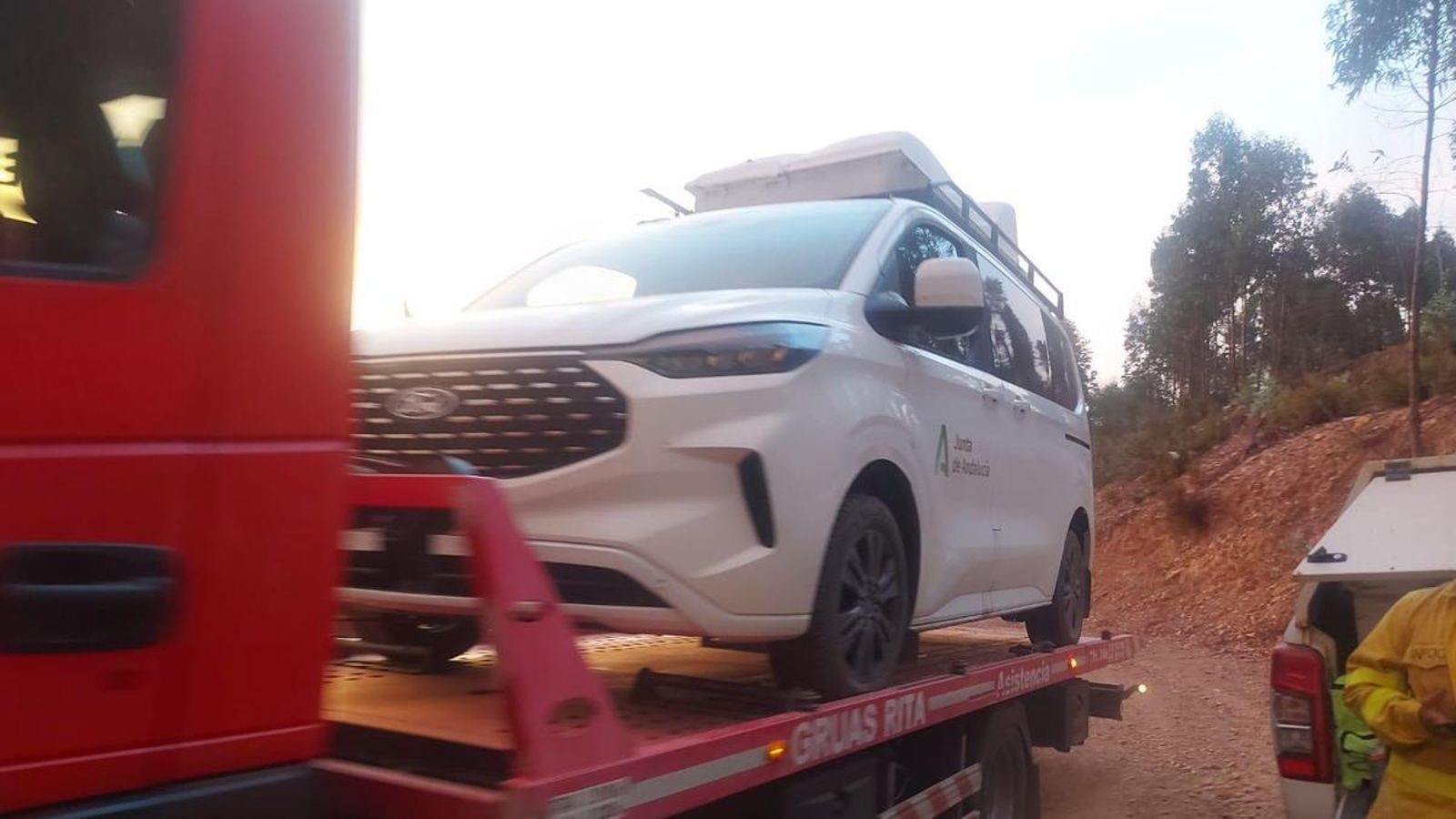 Una grúa recoge uno de los vehículos averiados del Infoca.