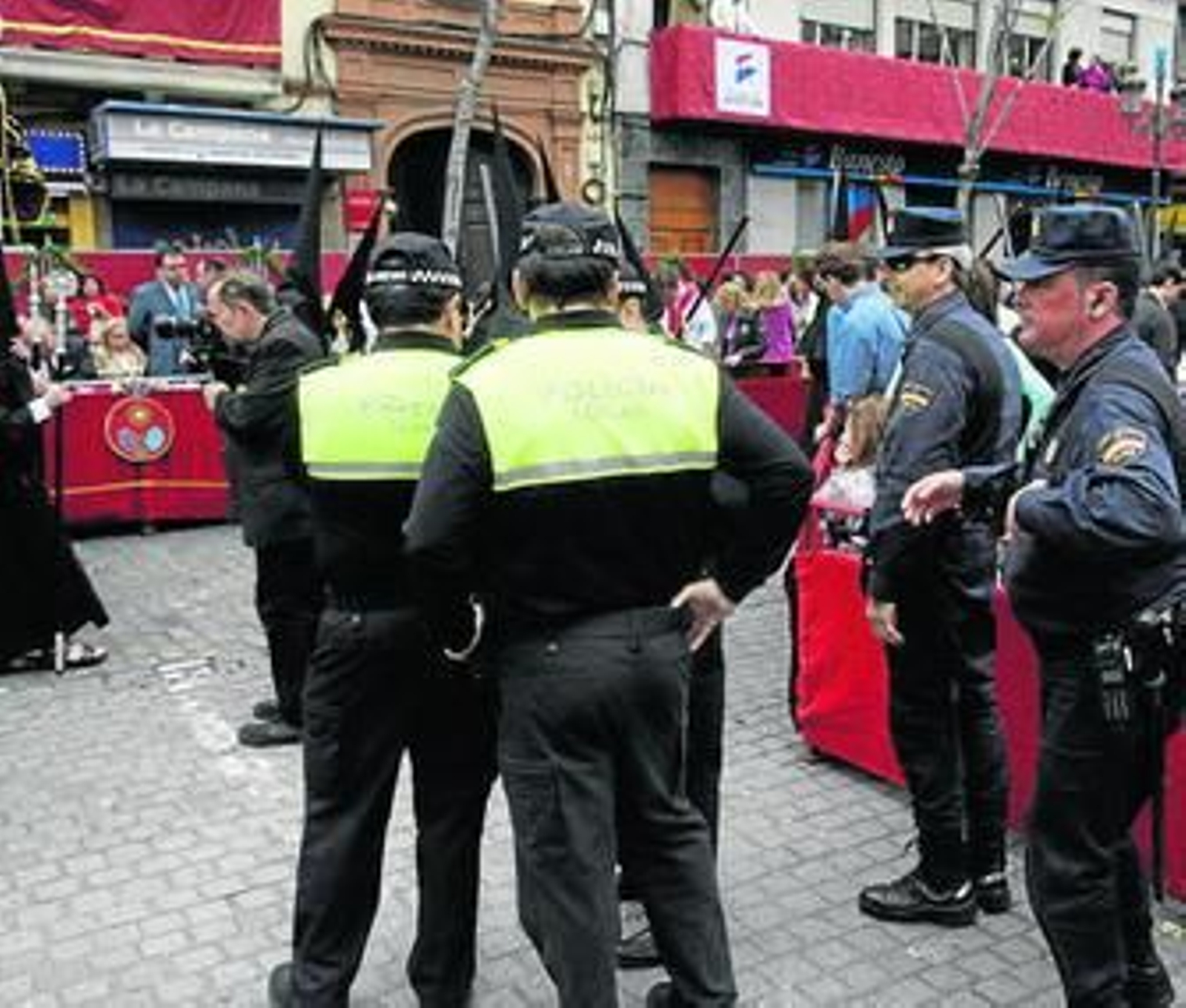 Policías locales y nacionales en la Campana en Semana Santa.