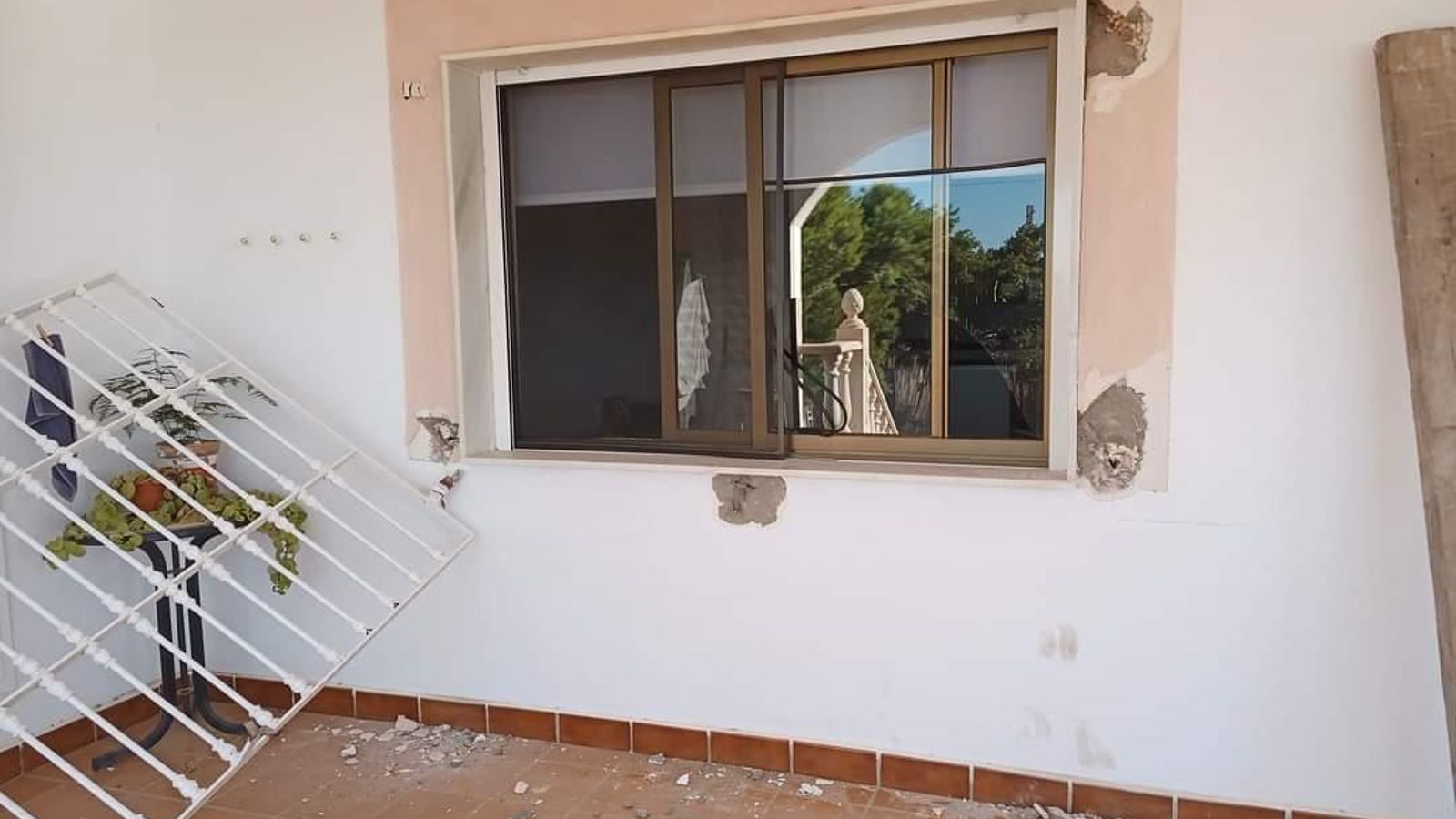 Reja arrancada en uno de los cortijos robados