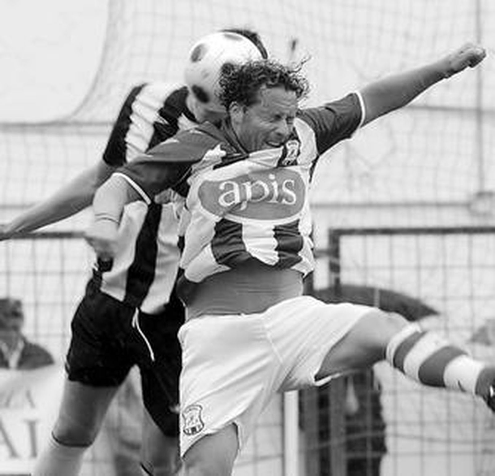 El industrialista Rafa Caro intenta cabecear el balón.