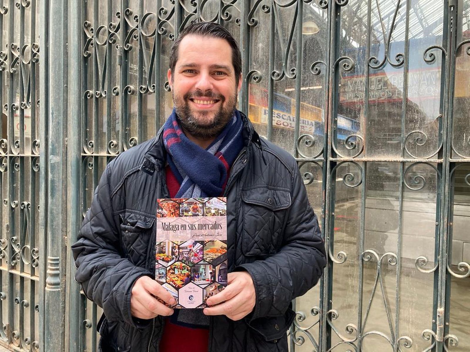 José Antonio Sau, con un ejemplar de ´Malaga en sus mercados´