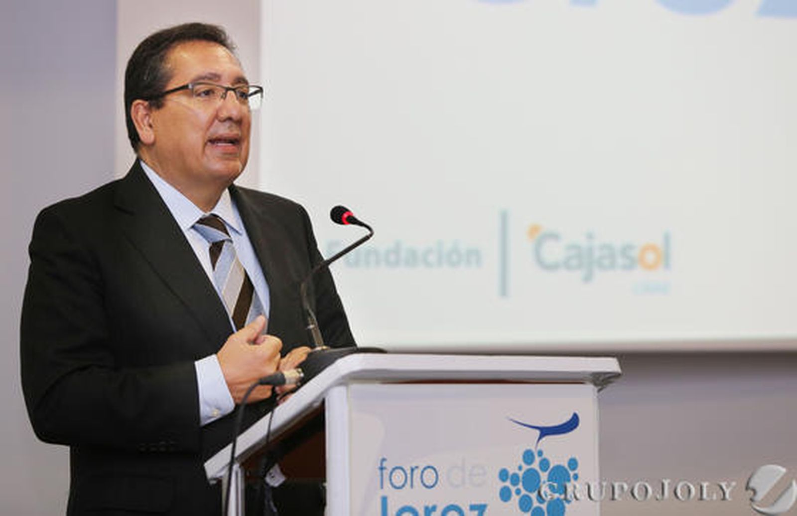 Antonio Pulido, presidente de la Fundación Cajasol, presenta a la alcaldesa.

Foto: Lobo / Pascual