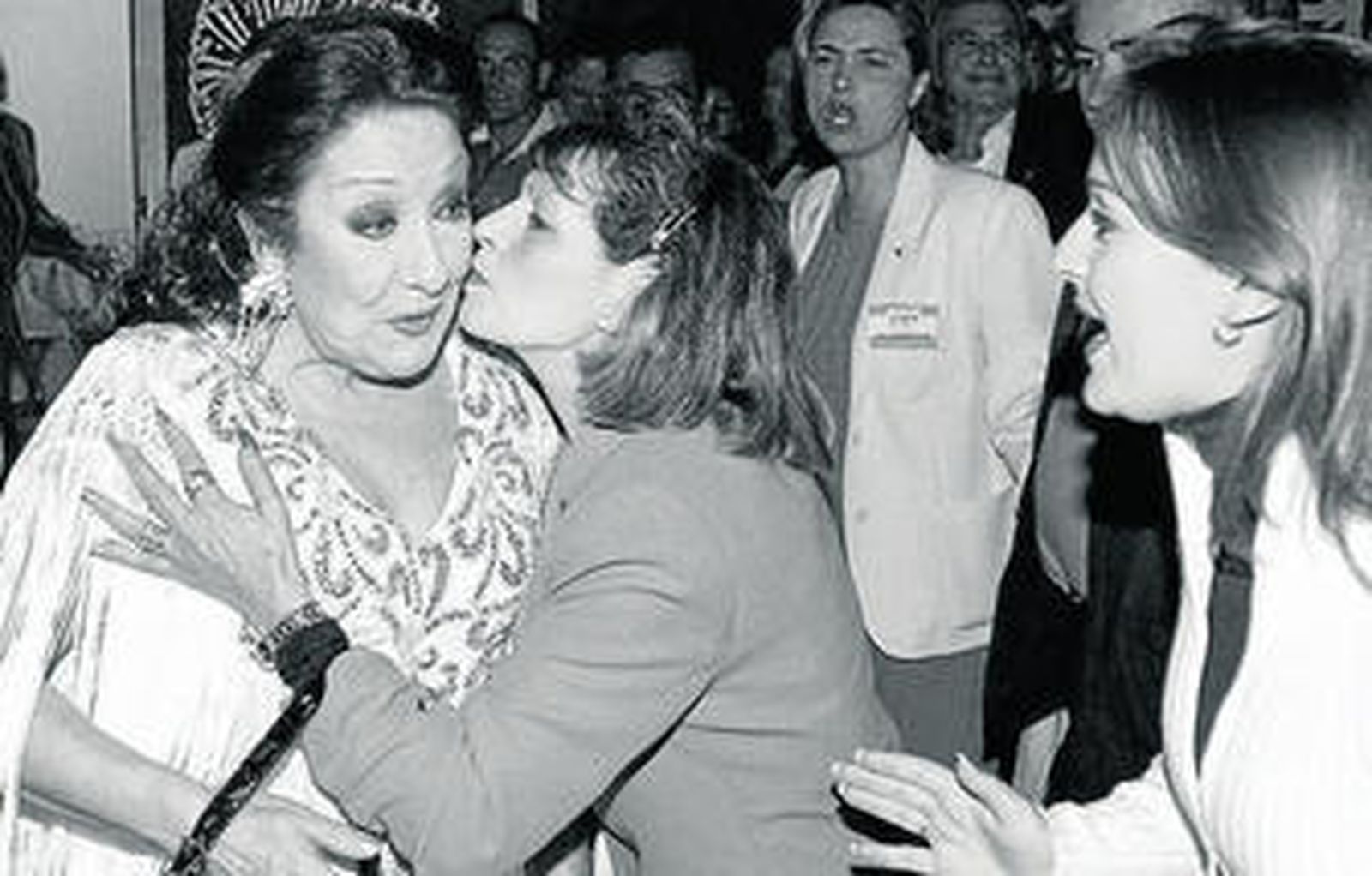 Marifé de Triana recibe el cariño de los linenses en 2003.