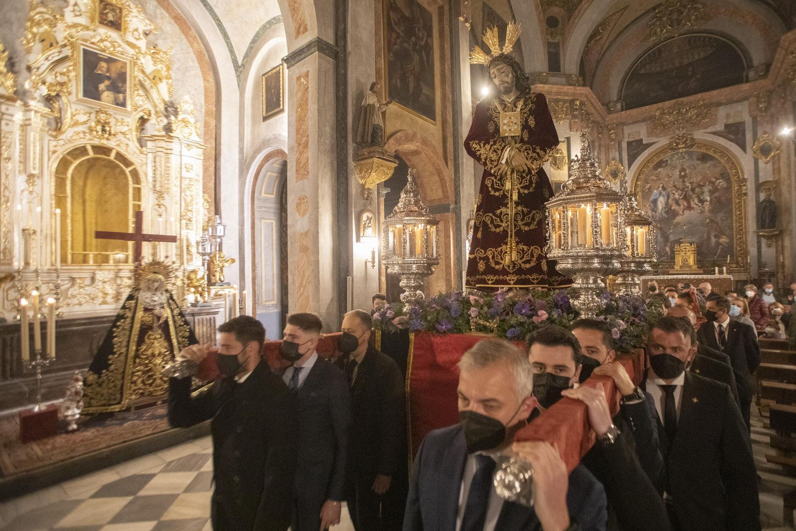 Los vía crucis del Viernes de Dolores, en imágenes