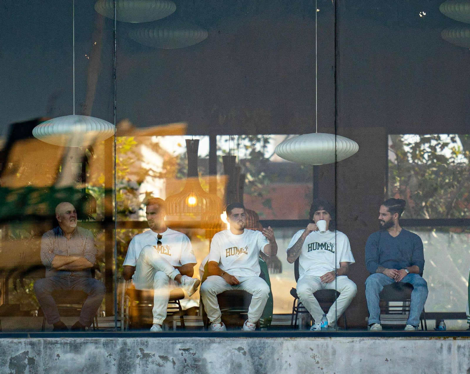 Adrián, Pablo Fornals, Bellerín e Isco siguen el partido desde el edificio del primer equipo.