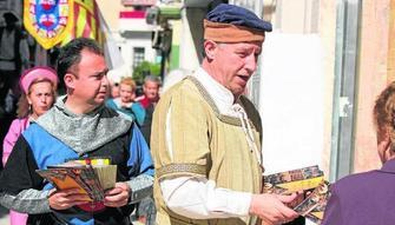 Carmelo Romero, ayer, repartiendo programas en el centro de Huelva.