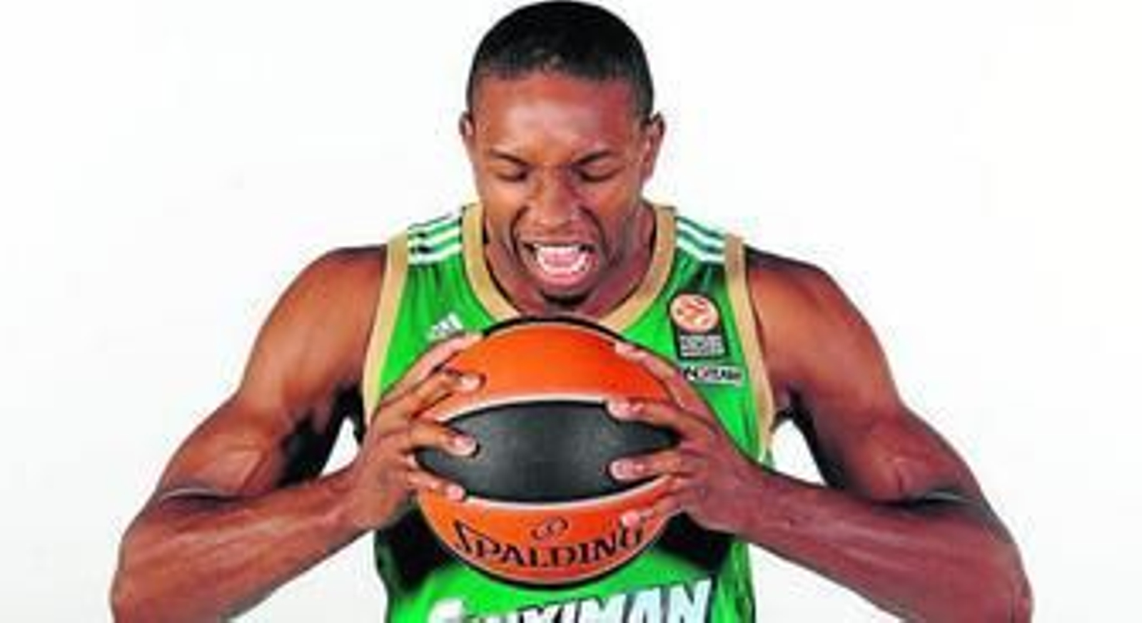 Simon lanza a canasta ante Jason Robinson.