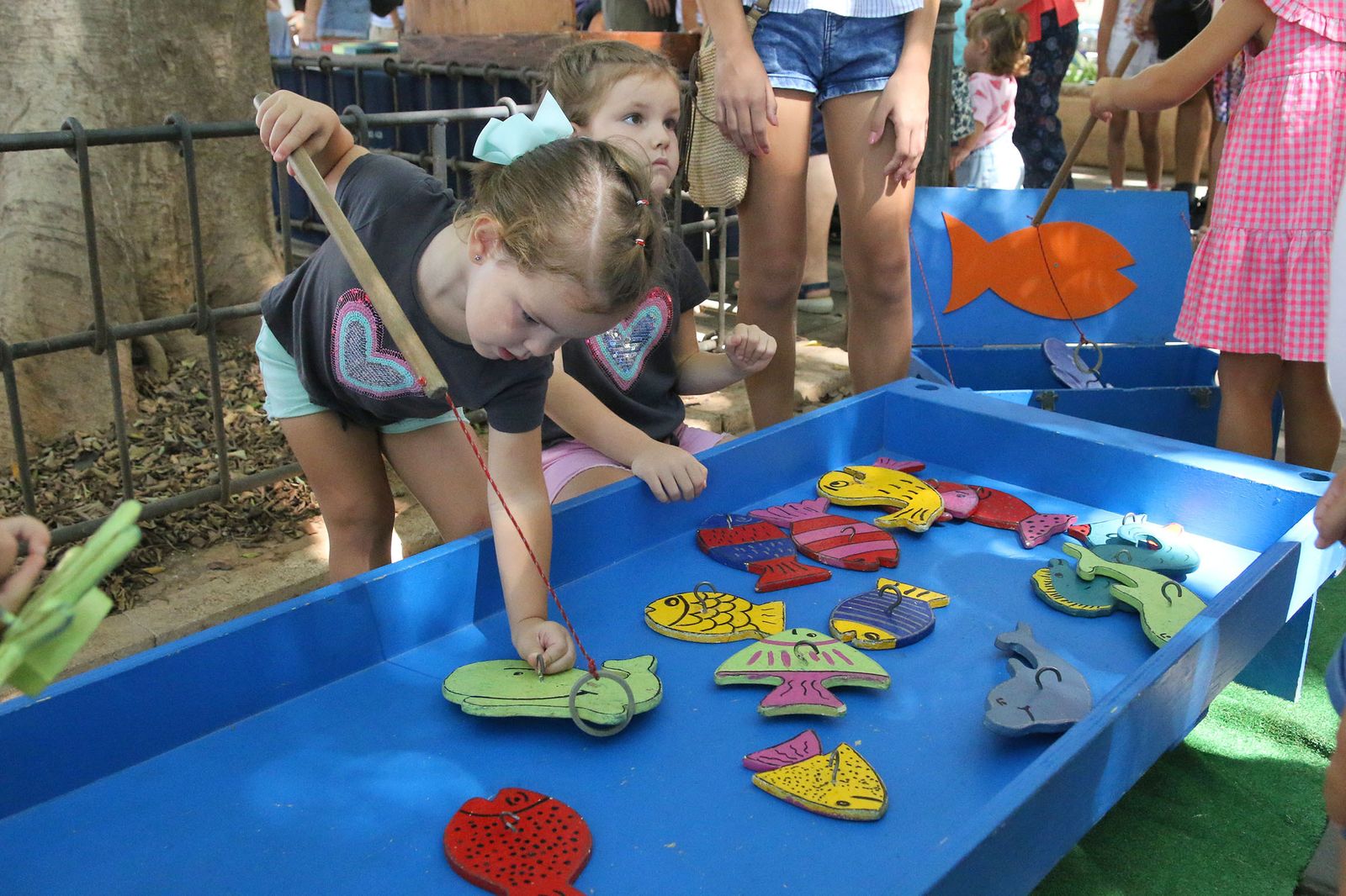 Los pequeños disfrutan descubriendo los juegos tradicionales en esta mañana de feria