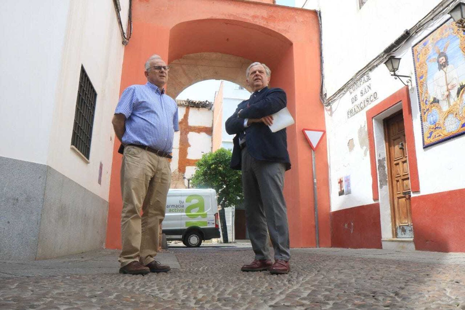 Salvador Fuentes en la portada del Compás de San Francisco de Córdoba.