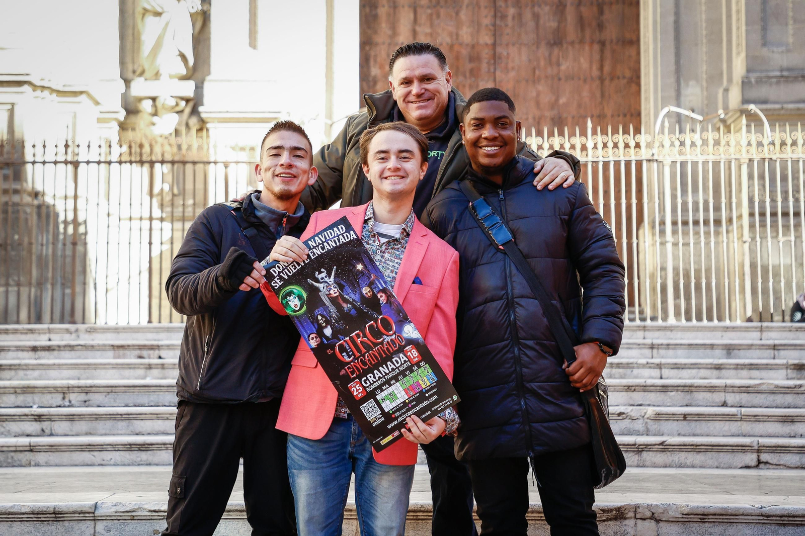 Javier Faura, gerente del Circo Encantado, junto a Antonio Serrano promocionando el espectáculo en la Catedral de Granada.