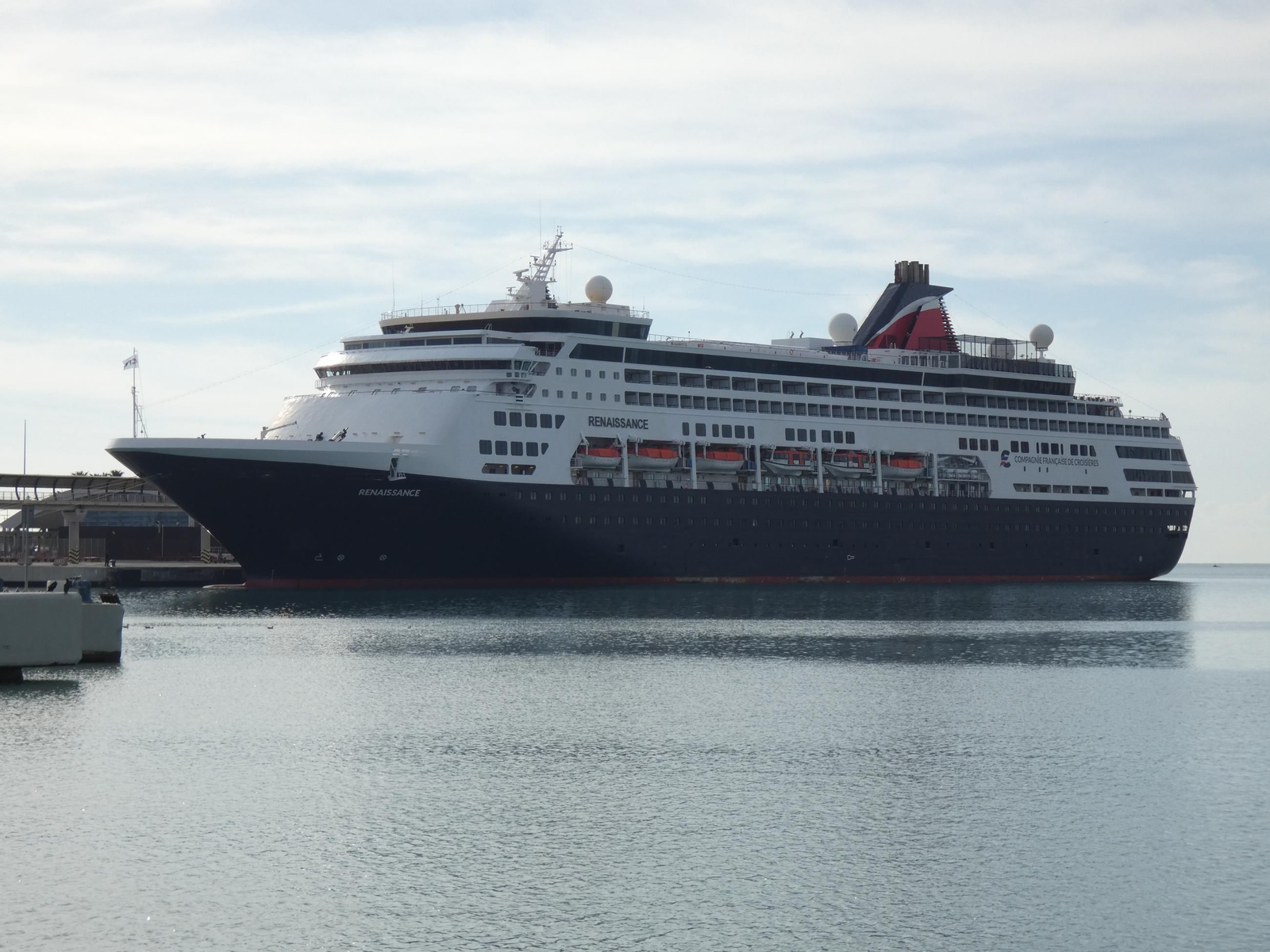 Buque ‘Renaissance’ estrenando en Málaga la presencia de la Compagnie Française de Croisières.