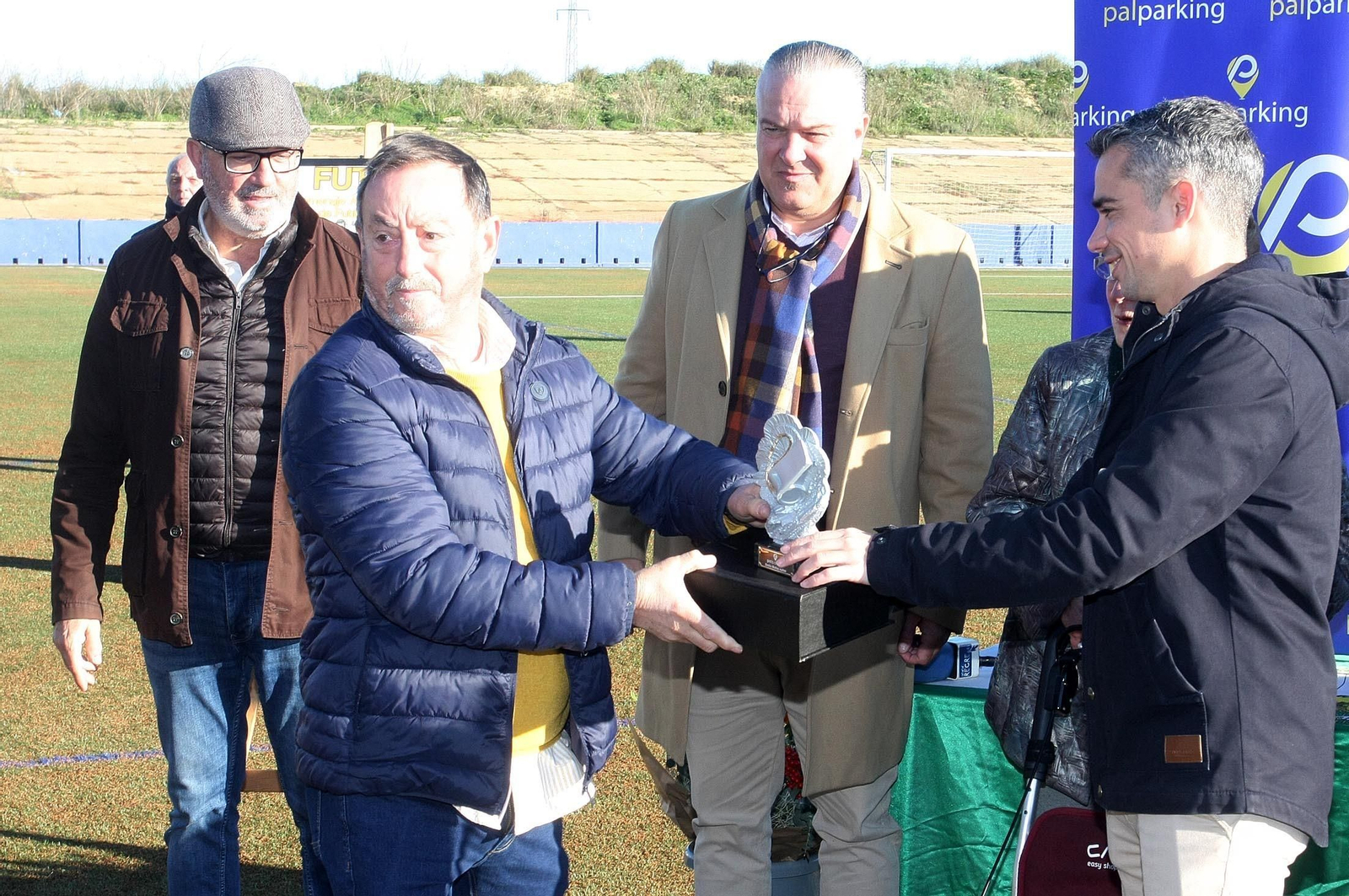 Imágenes del partido homenaje a los árbitros históricos de fútbol de Huelva