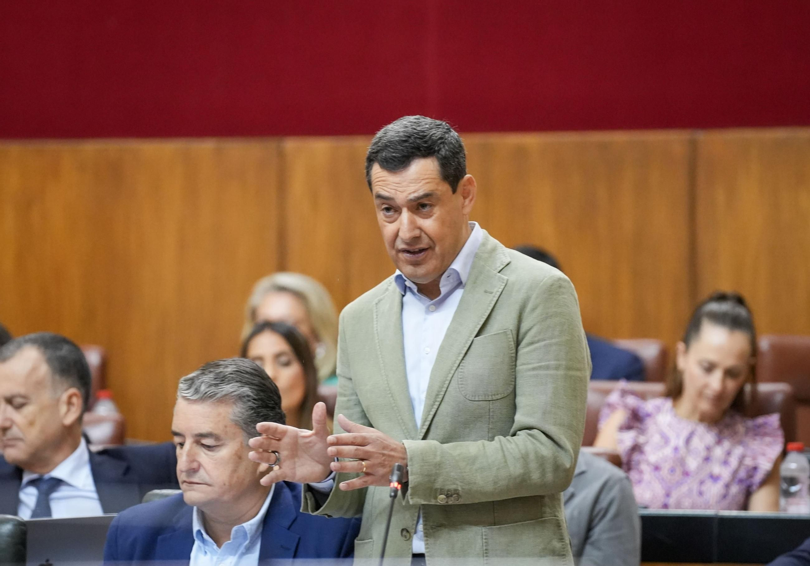Juanma Moreno, en la sesión de control en el Parlamento de Andalucía.