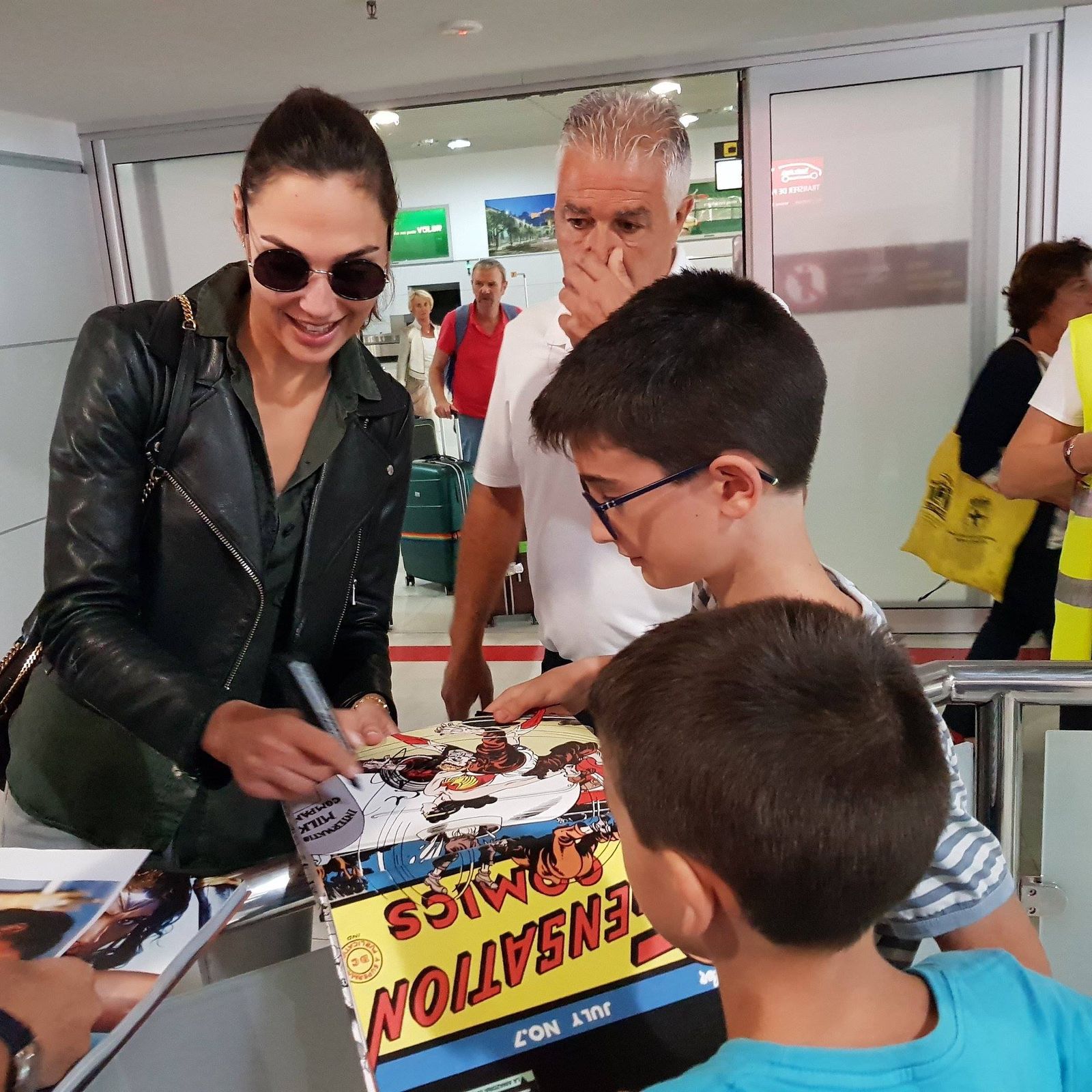 La actriz Gal Gadot a su llegada ayer al aeropuerto de Almería.