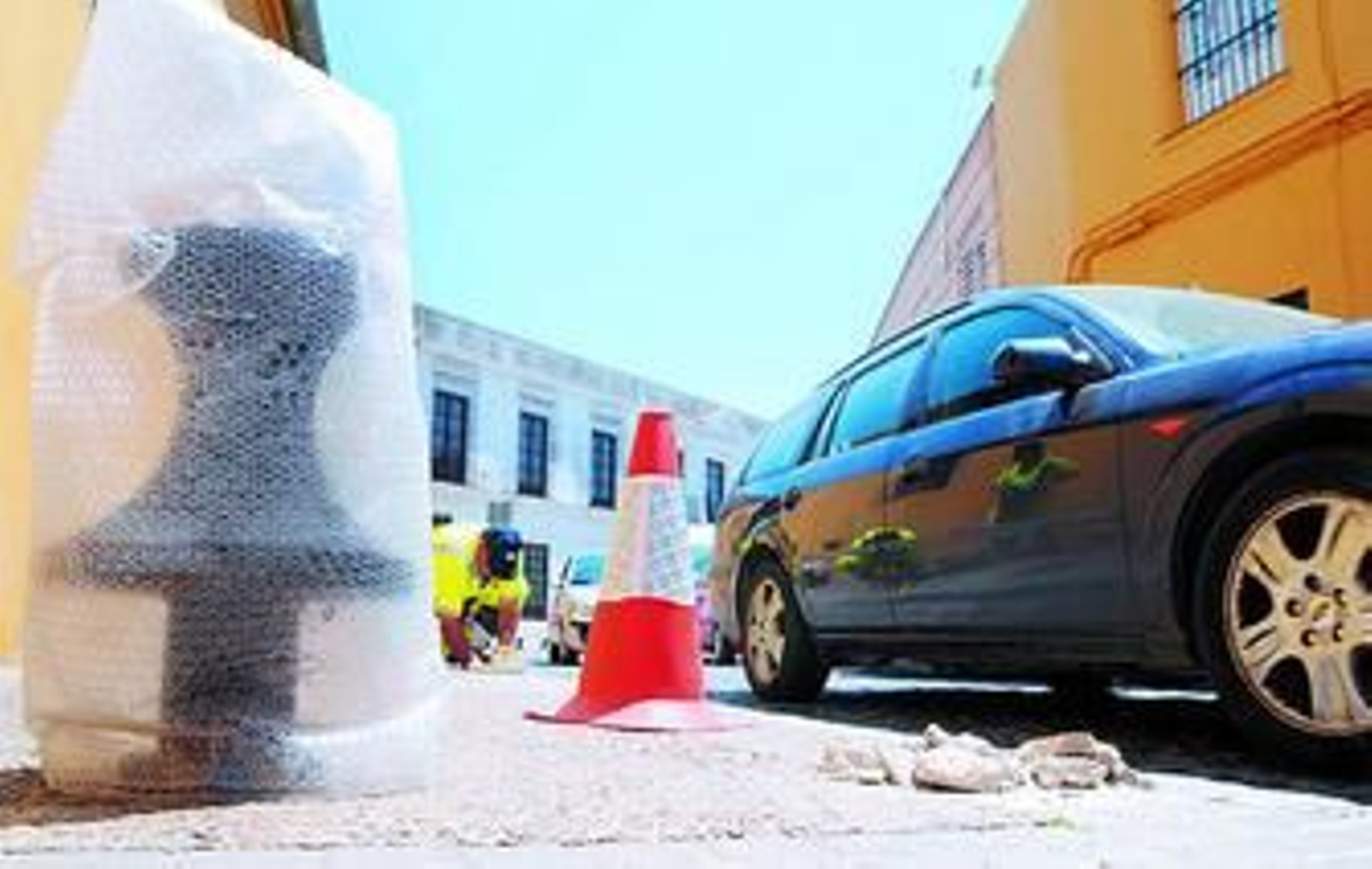 Un operario coloca pivotes ayer enfrente del colegio La Salle Buen Pastor.