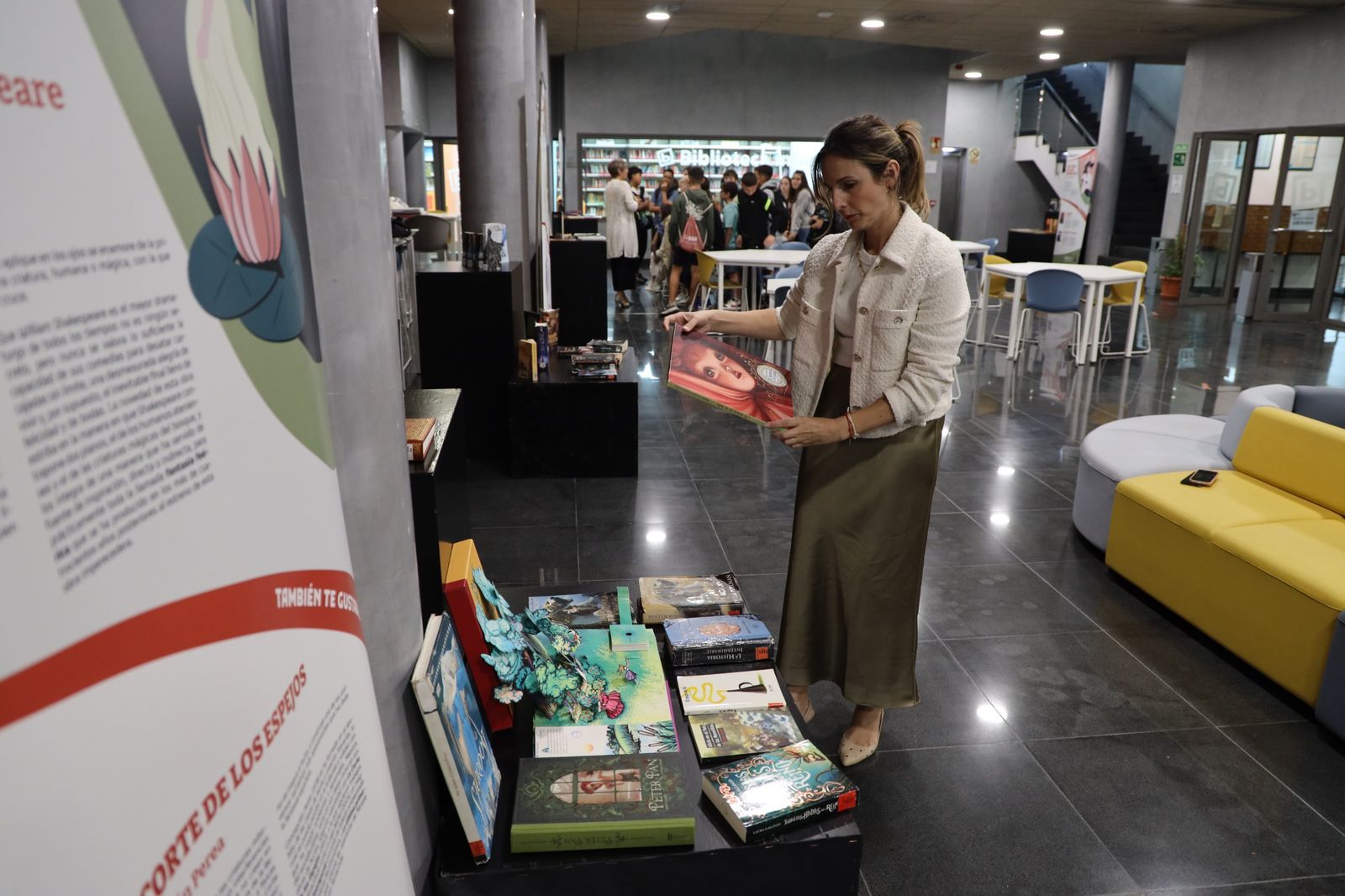 La concejala Elena Gómez en la Biblioteca Central.