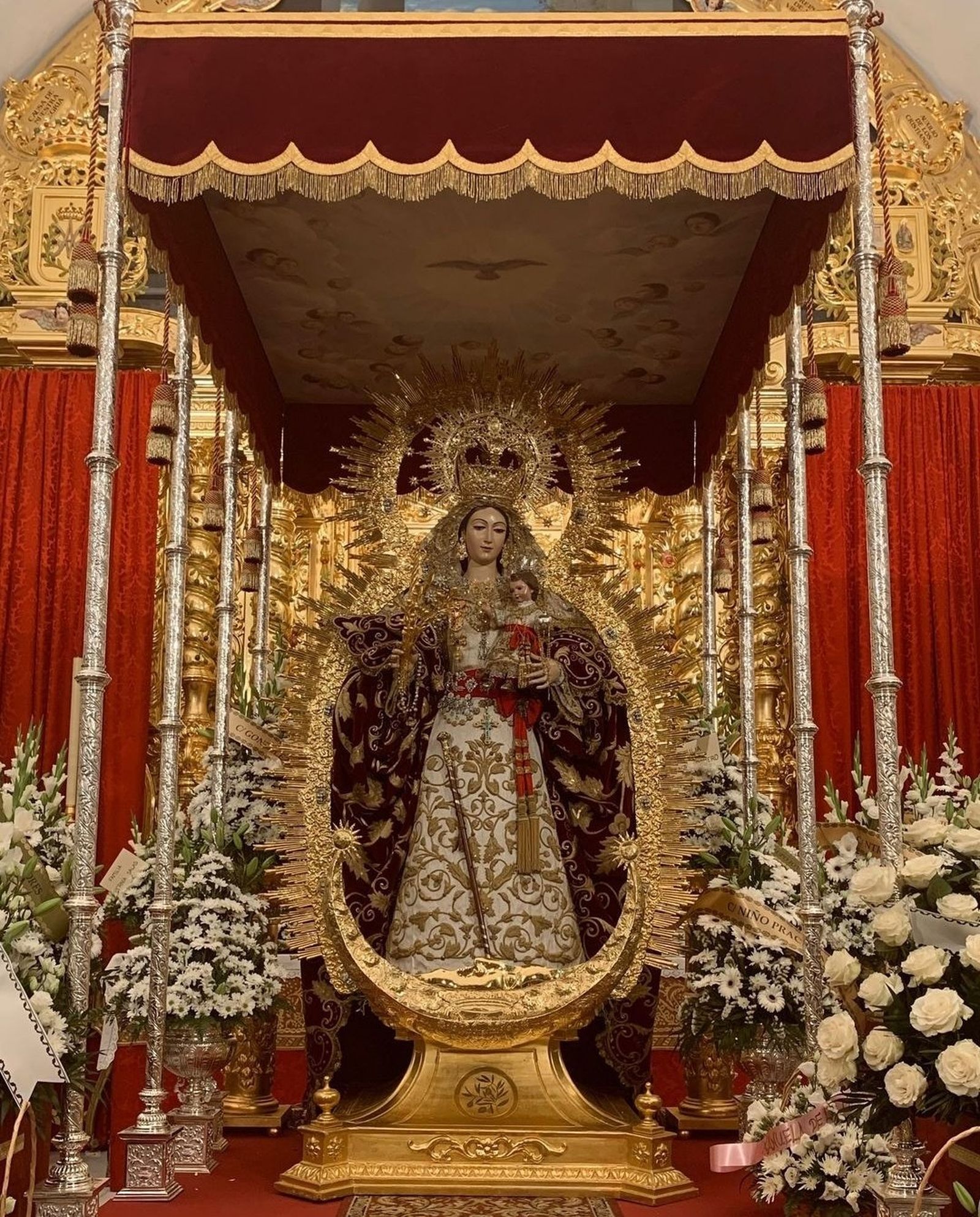 La Oliva, patrona de Salteras, forma parte de la procesión junto al Santísimo y el Dulce Nombre de Jesús