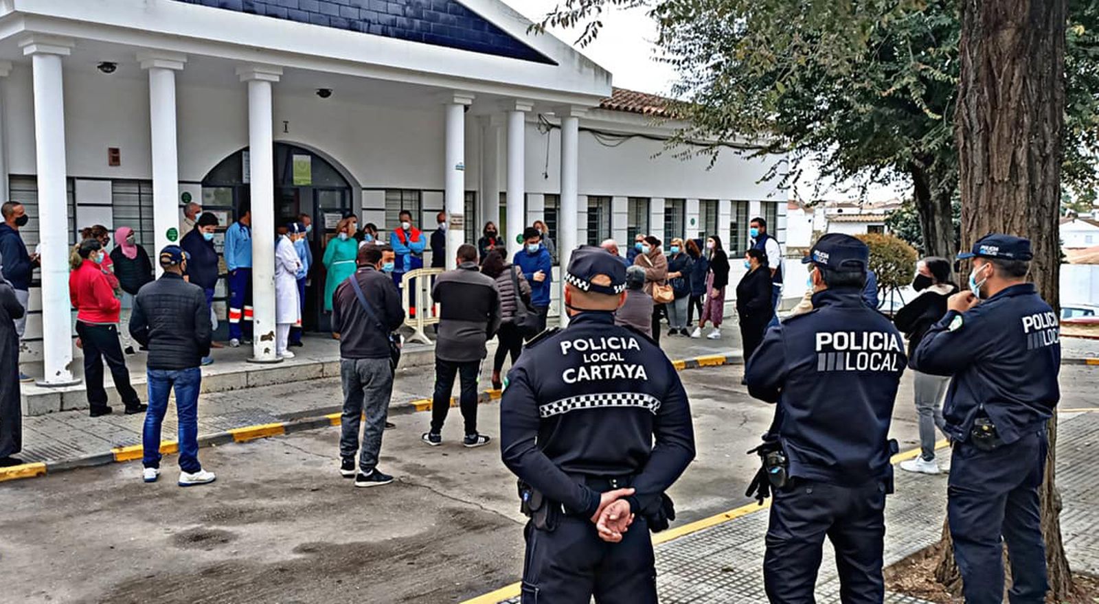 Un momento de la concentración de los sanitarios a las puertas del centro de salud de Cartaya