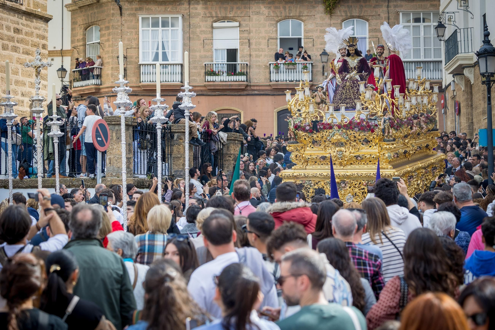 Imágenes de la salida de Cigarreras en la Semana Santa de Cádiz 2025