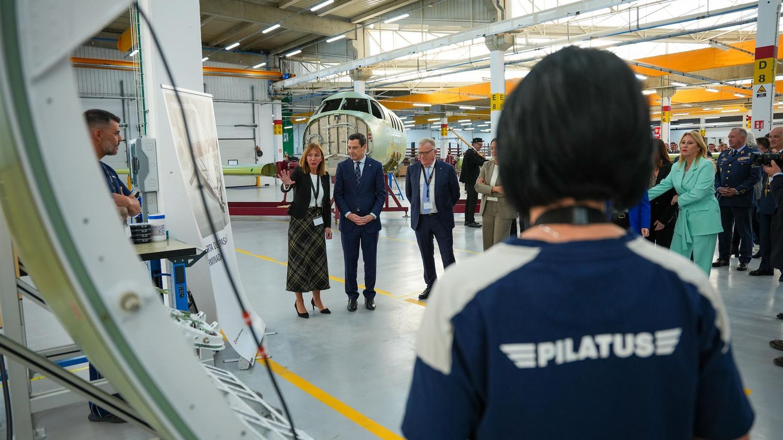 Visita del presidente de la Junta a las nuevas instalaciones de Pilatus en Sevilla.