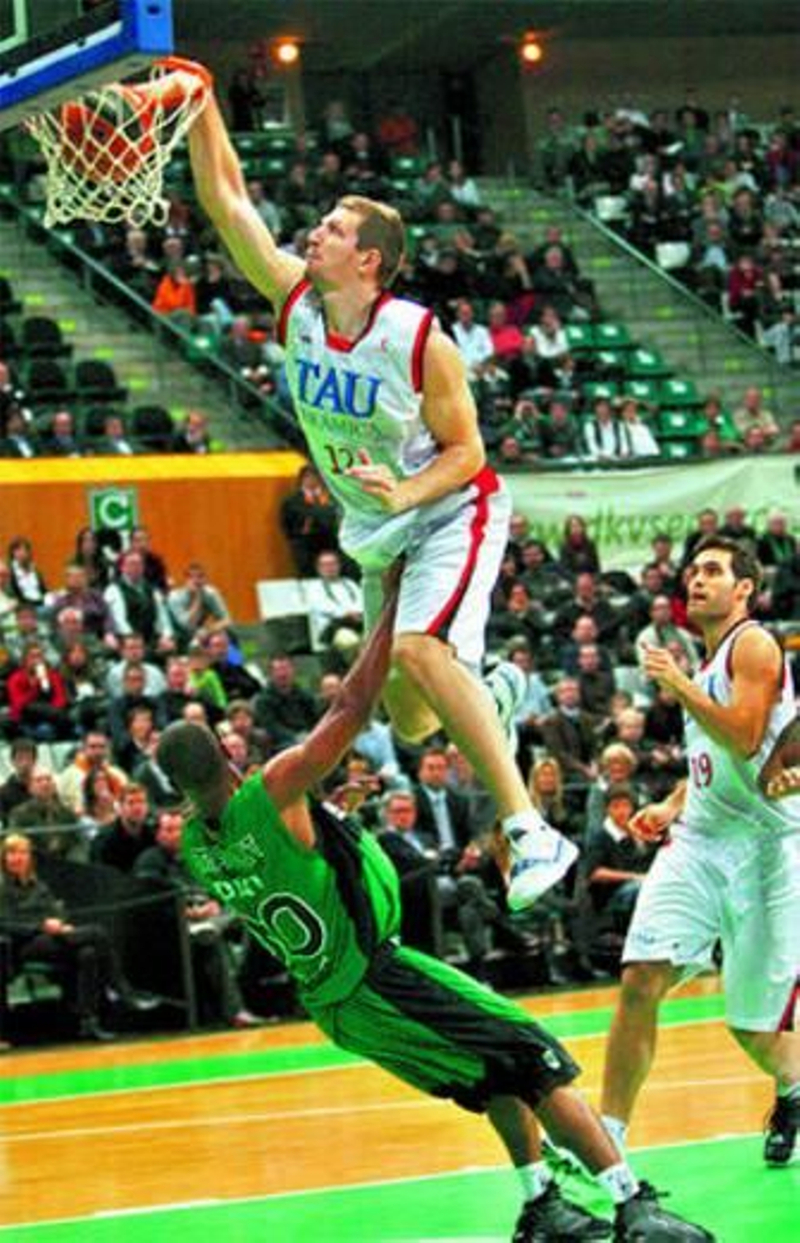 Teletovic machaca el aro arrollando a Mallet.