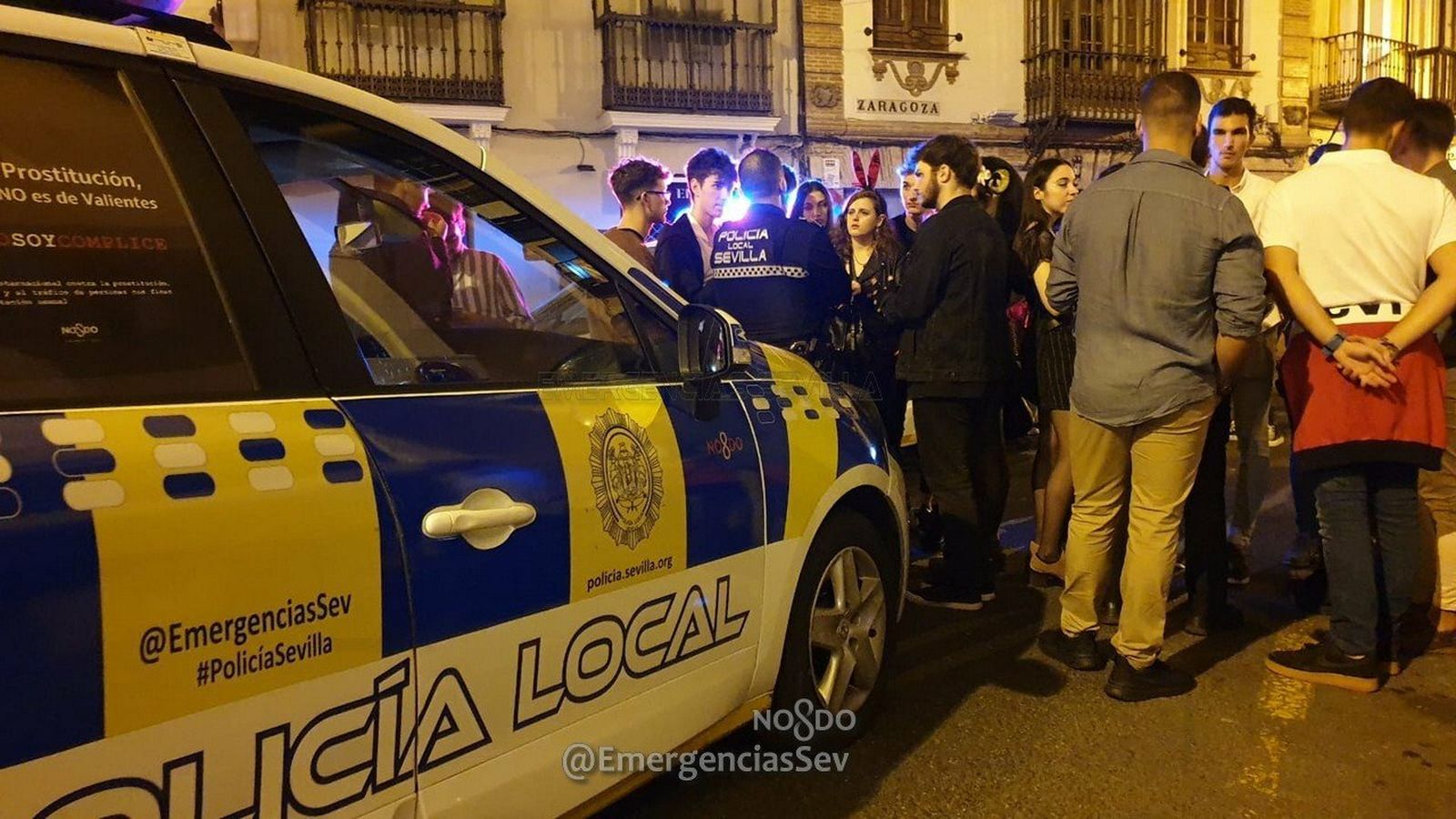 Un patrullero de la Policía Local, en la calle Zaragoza, junto al Bestiario.