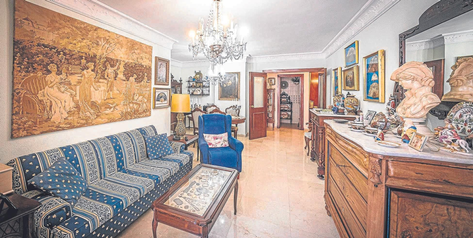 Salón. En su mayoría muebles, porcelanas, cuadros y recuerdos familiares del siglo XIX, ornamentan la estancia principal de la casa.