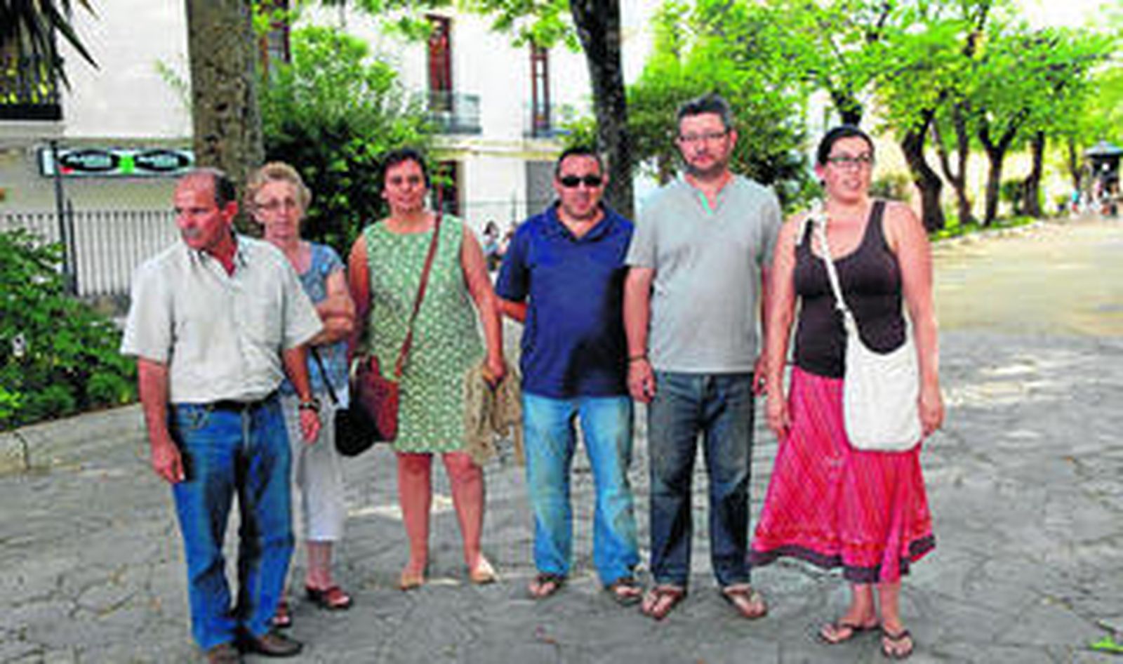 Los representantes de los vecinos de la Estación de Gaucín acudieron ayer a Cortes a mostrar su desacuerdo al alcalde.