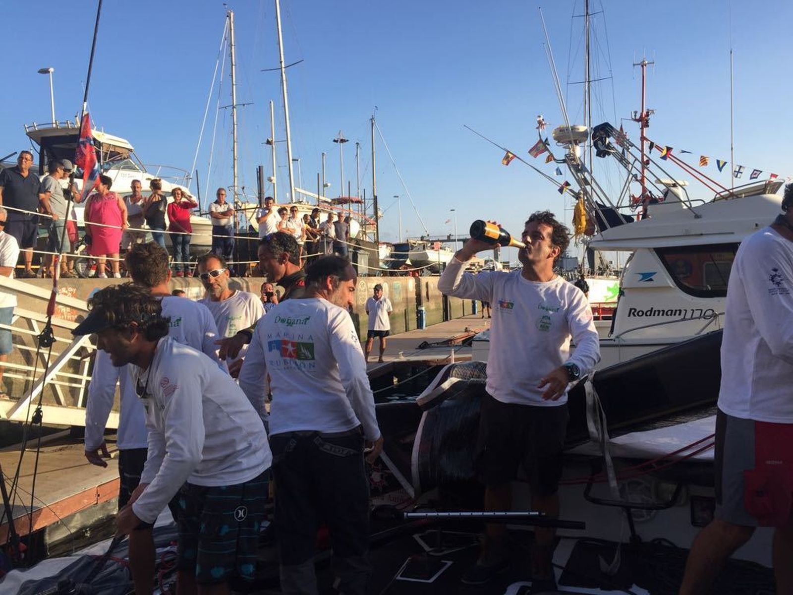 La tripulación del velero celebra su llegada al puerto en La Gomera.
