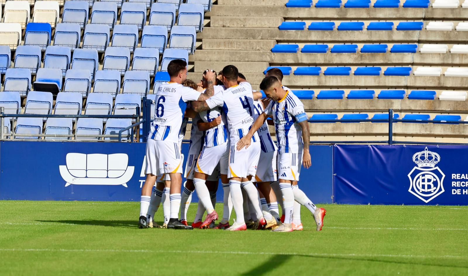 Los jugadores del Recre celebran el tanto de Álex Bernal.