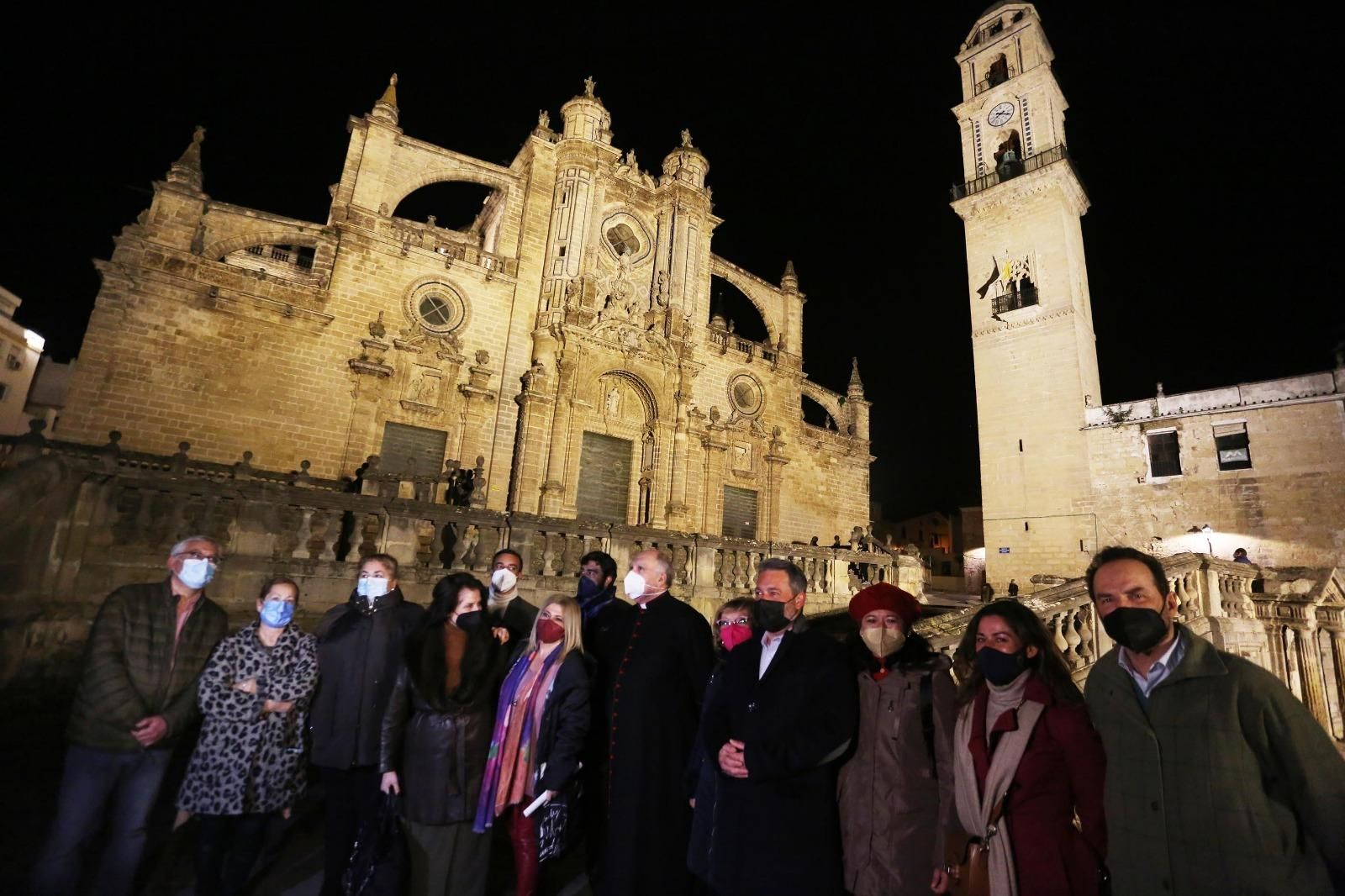 La alcaldesa, el obispo y otras autoridades, con la nueva iluminación de la Catedral. La alcaldesa, el obispo y otras autoridades, con la nueva iluminación de la Catedral.