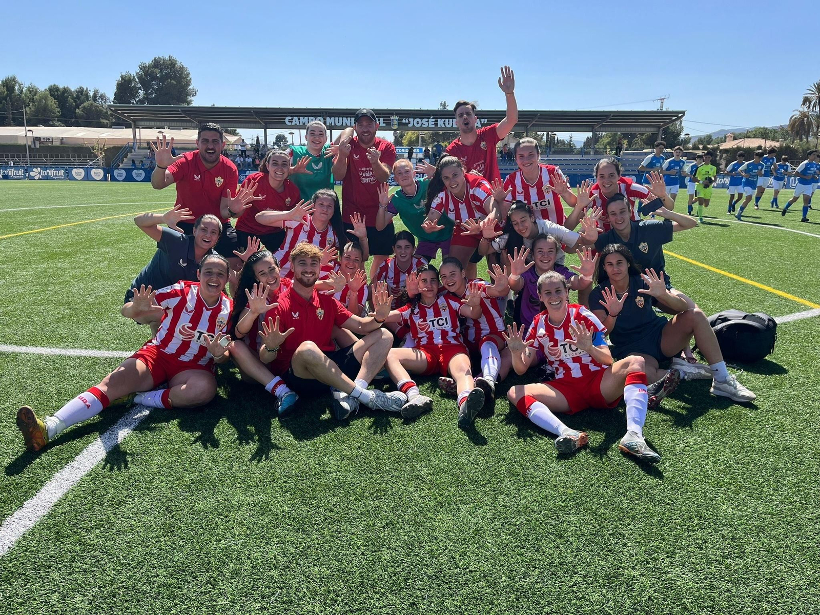 Las rojiblancas celebran sobre el terreno de juego su triunfo frente al Alhama B.