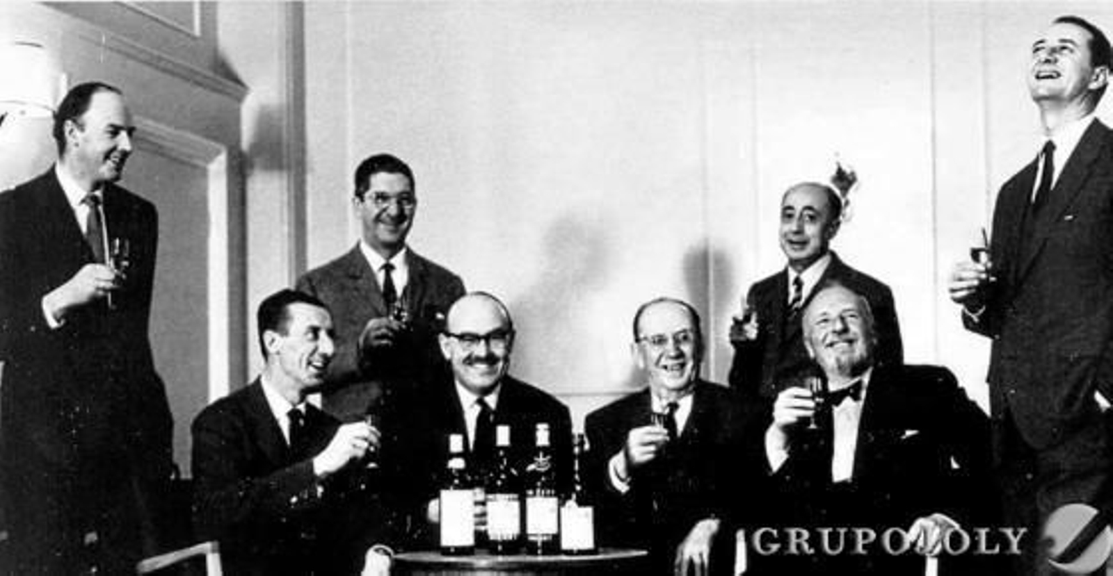 El marqués de Bonanza acompañó a su padre a Londres para cuidarle durante el ‘pleito del jerez’. A modo de celebración, David Sandeman, Salvador Ruiz-Berdejo, Jaime Oliver Asín y Mauricio González (de pie a la derecha) brindan con sherry con José Ignacio Domecq, Ian MacKenzie, Manuel María González y Charles Williams en la Corte de Justicia de Londres.