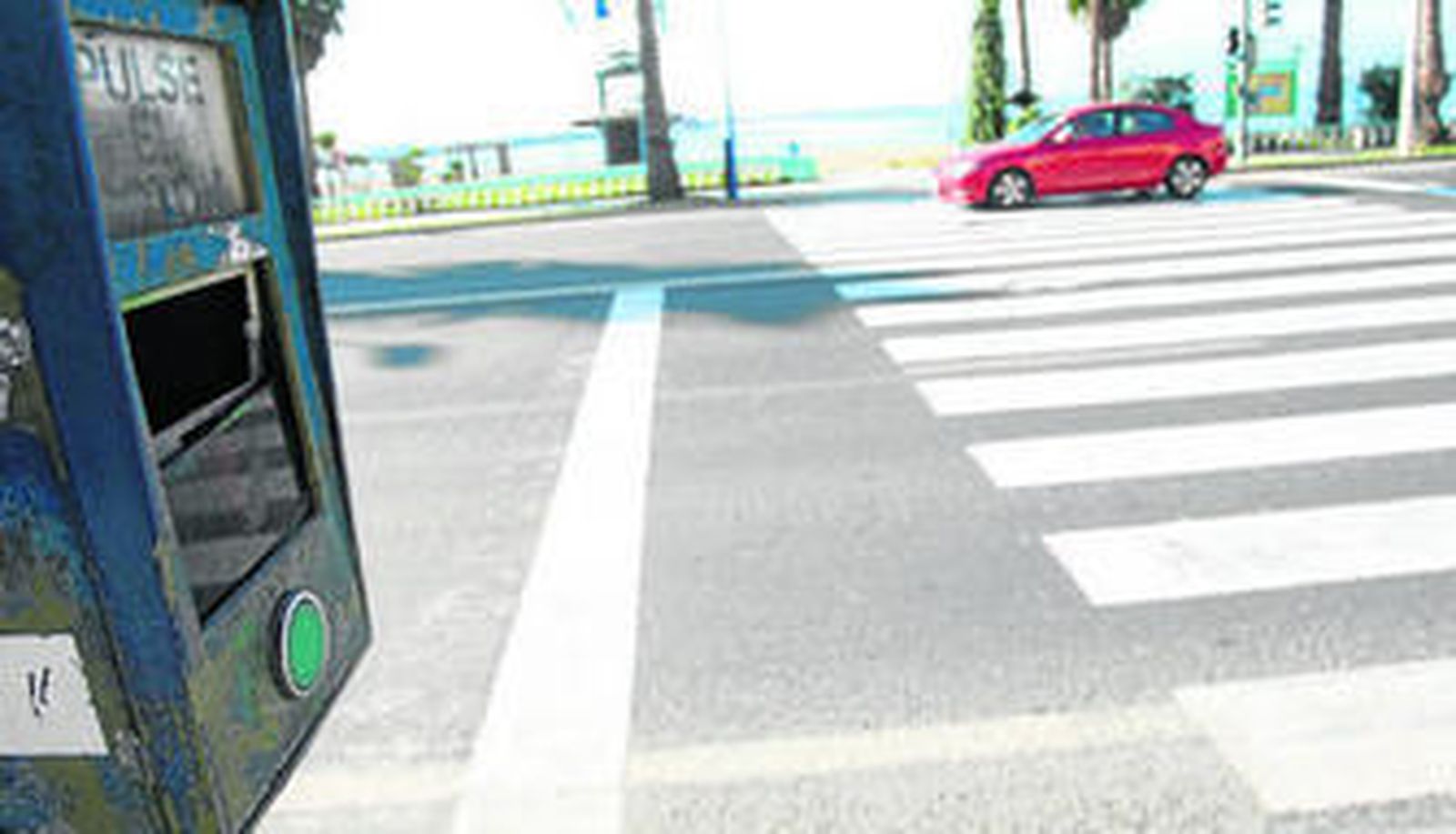 Uno de los pulsadores de los semáforos de la avenida de España que no funcionan.