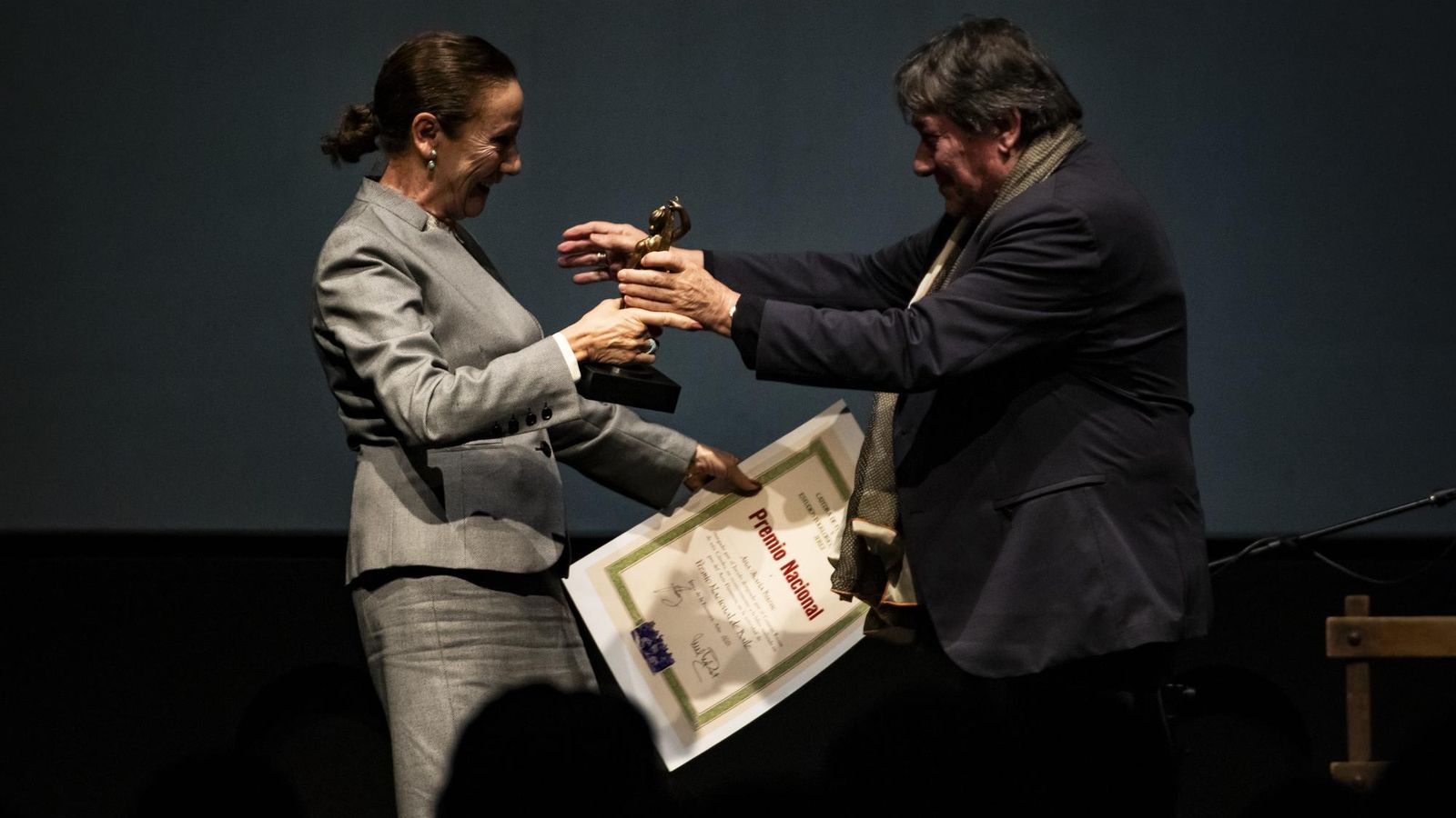 Ana María Bueno, recibiendo el Premio Nacional de la Cátedra de Flamencología.